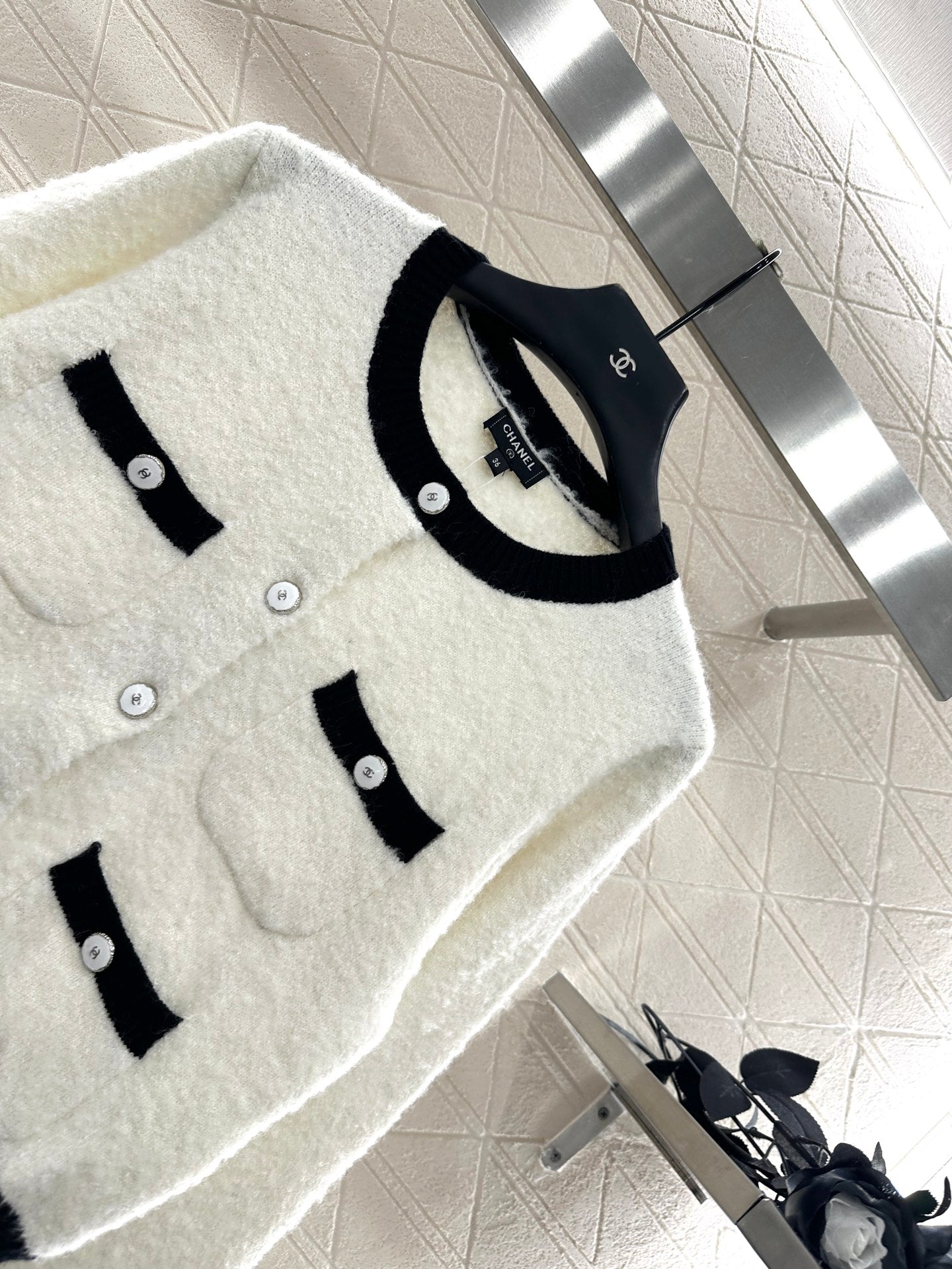 C 25 Round neck embroidered knitted wool cardigan