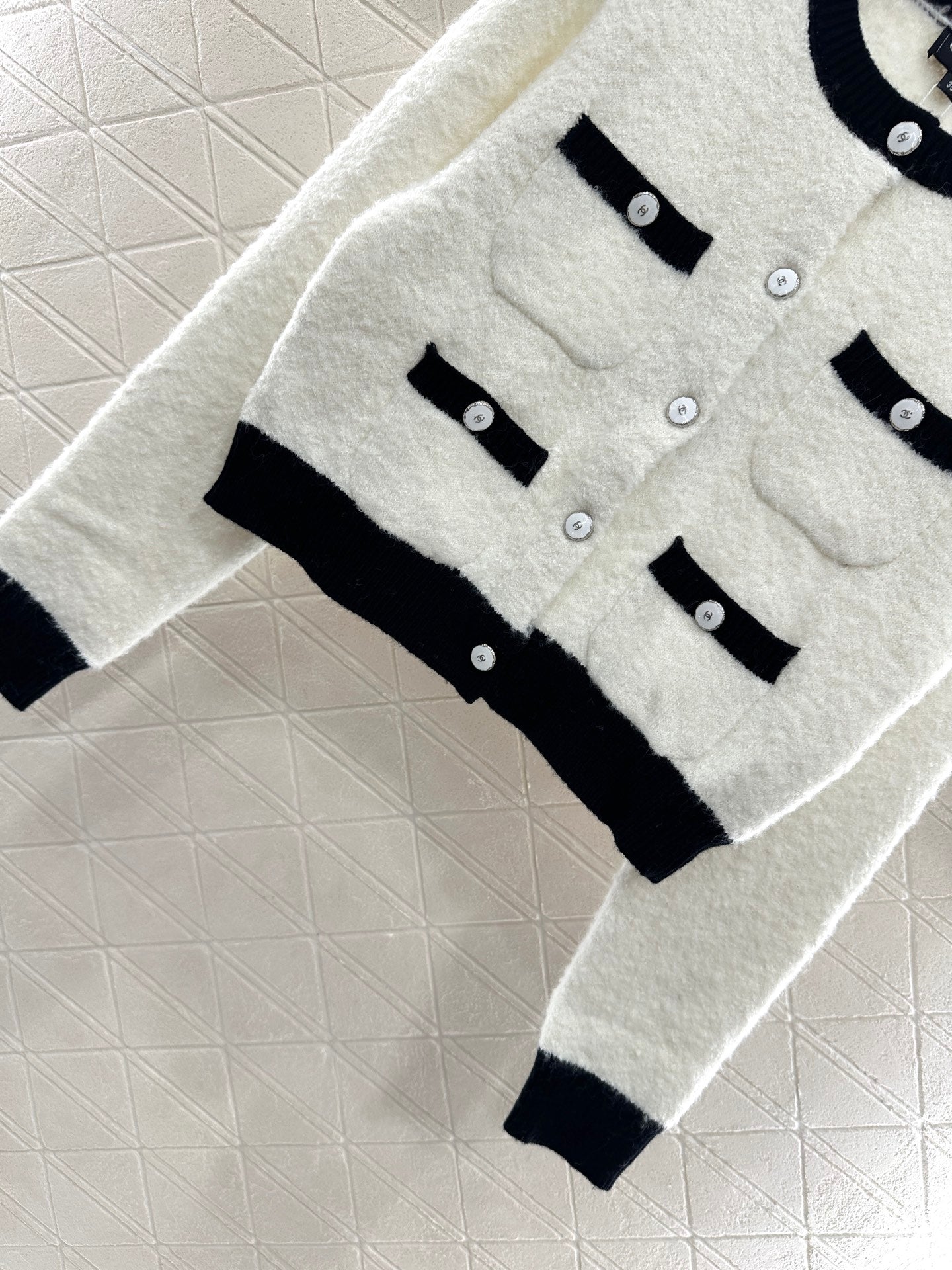 C 25 Round neck embroidered knitted wool cardigan