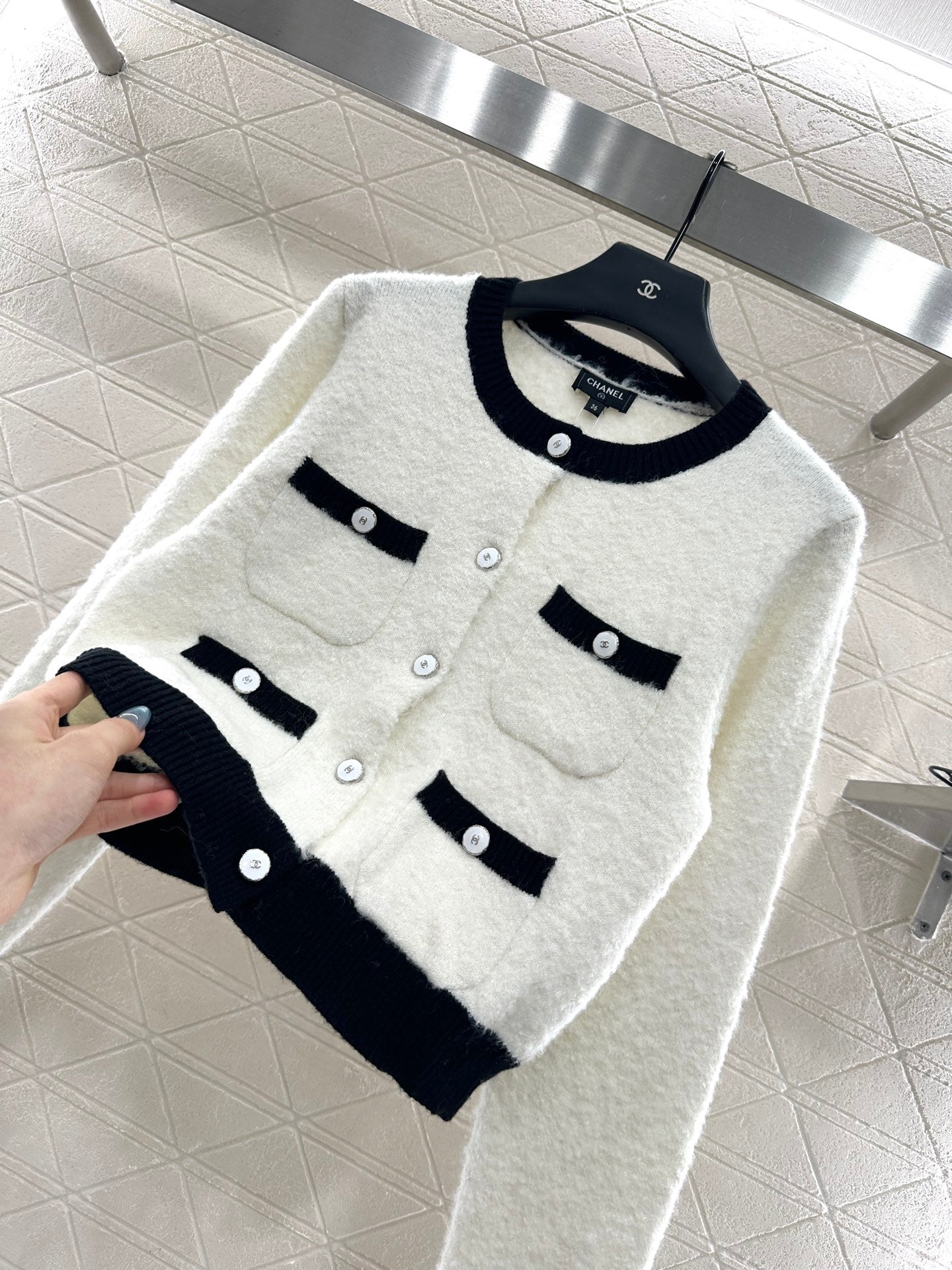 C 25 Round neck embroidered knitted wool cardigan