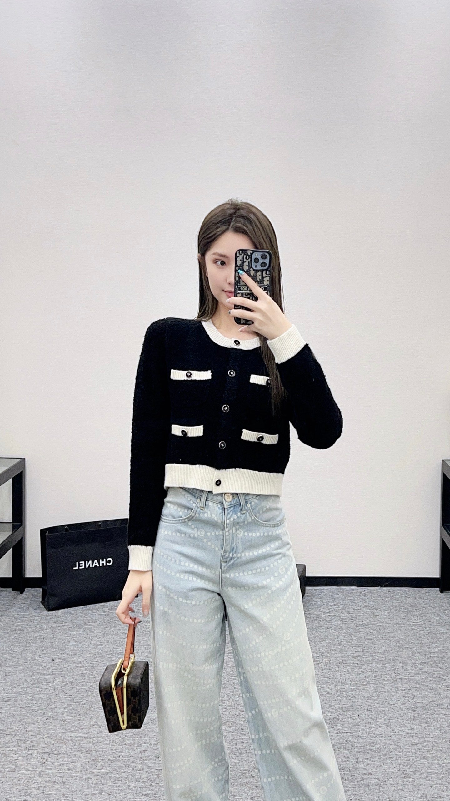 C 25 Round neck embroidered knitted wool cardigan