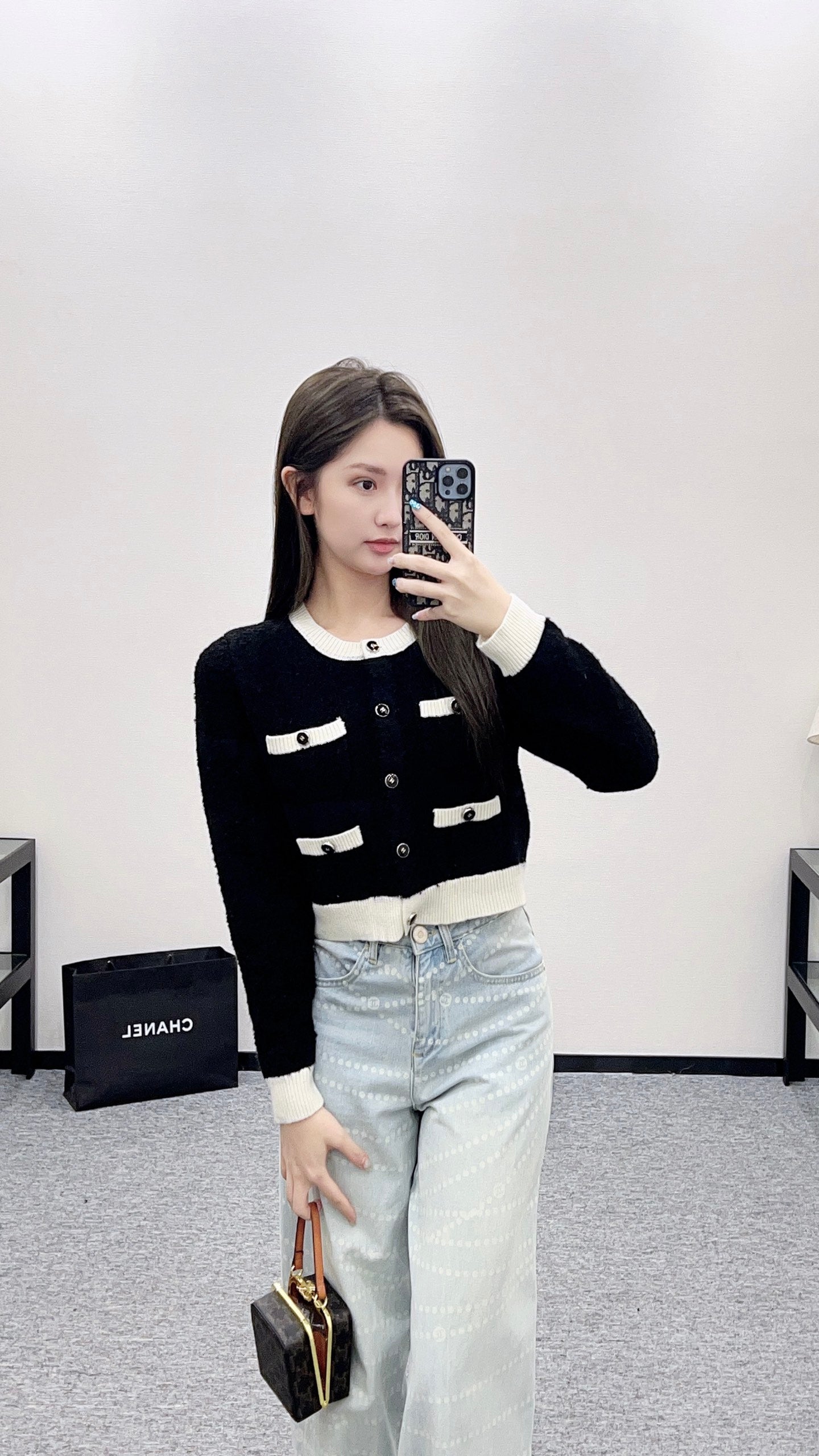 C 25 Round neck embroidered knitted wool cardigan