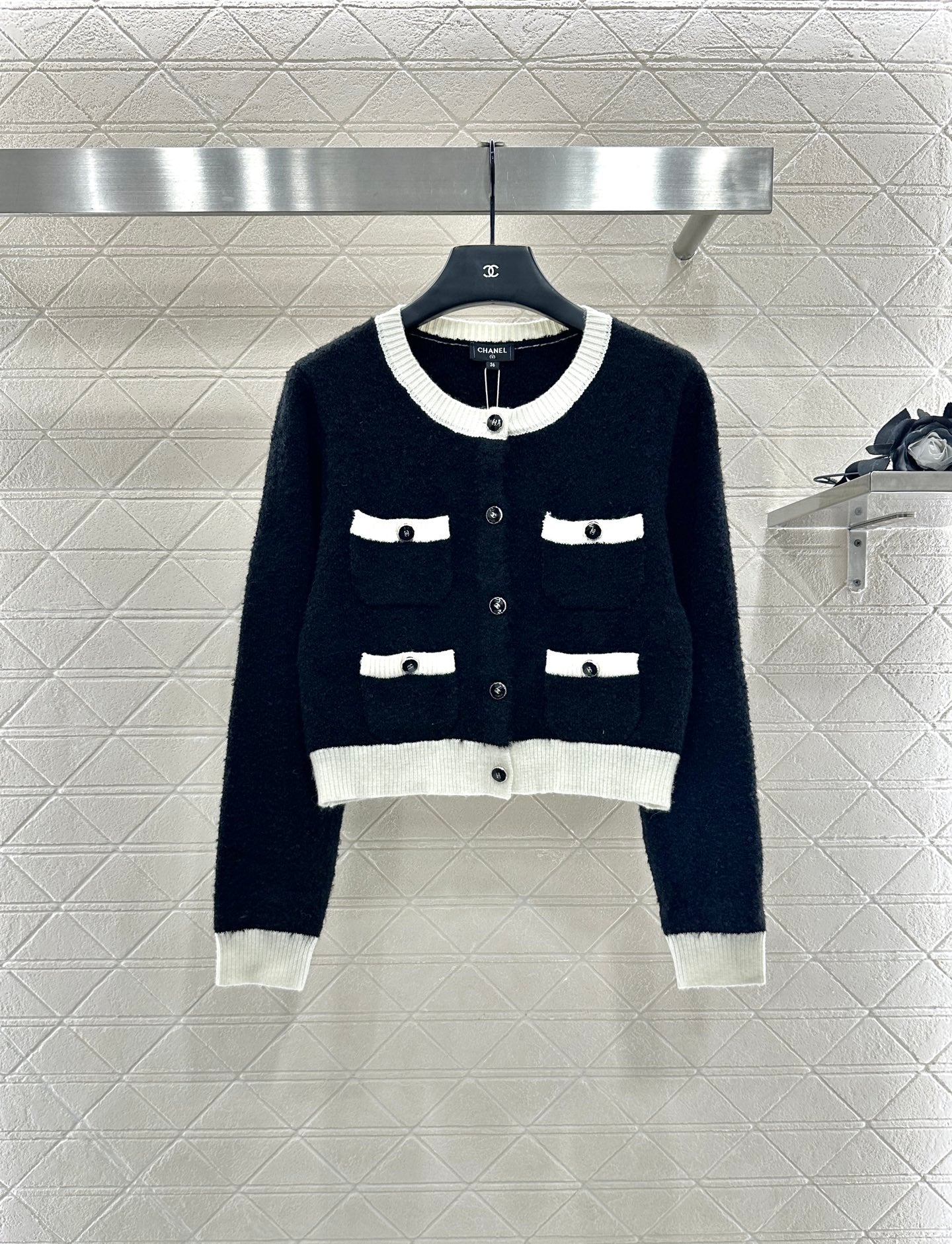 C 25 Round neck embroidered knitted wool cardigan