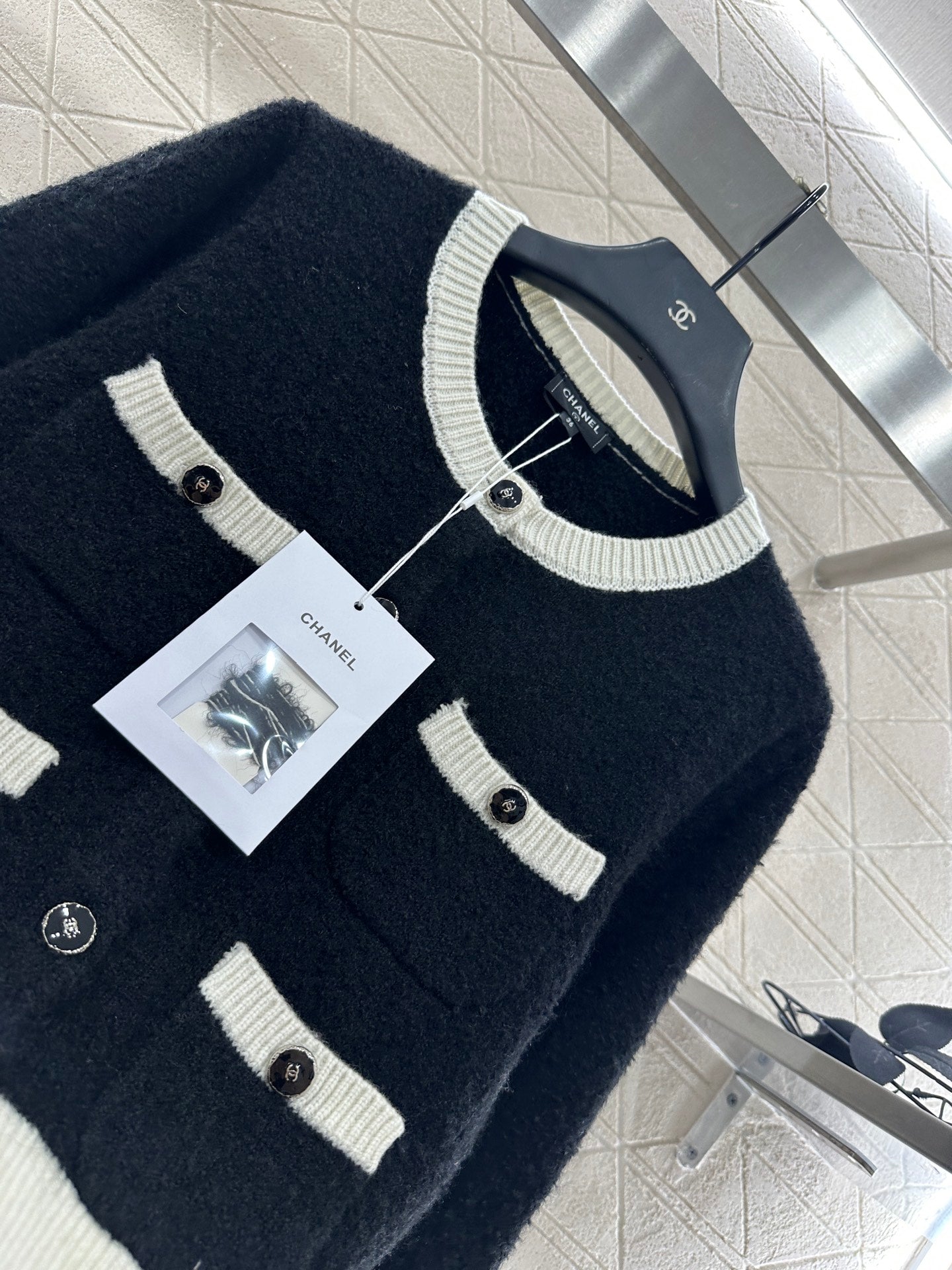 C 25 Round neck embroidered knitted wool cardigan
