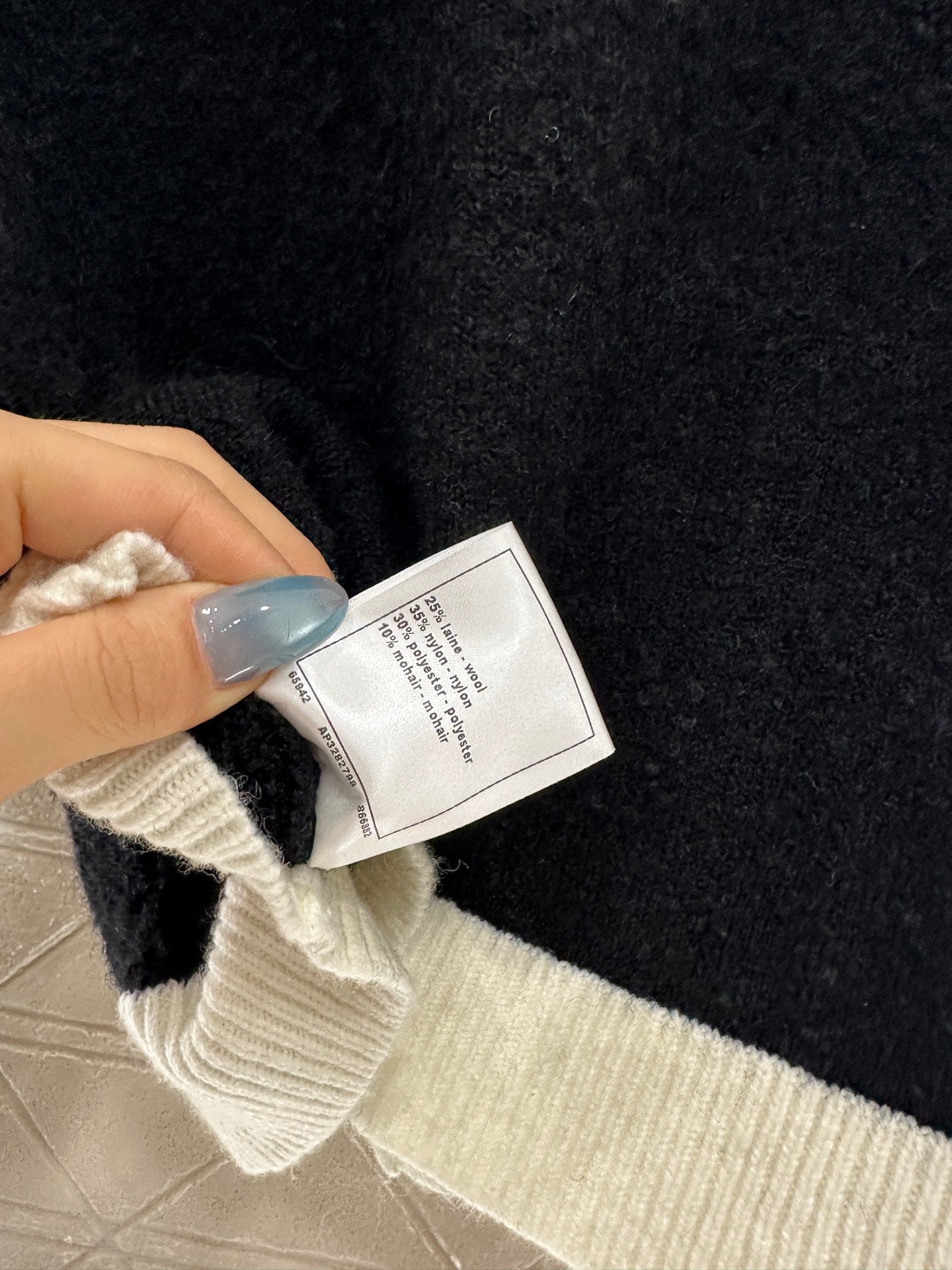 C 25 Round neck embroidered knitted wool cardigan