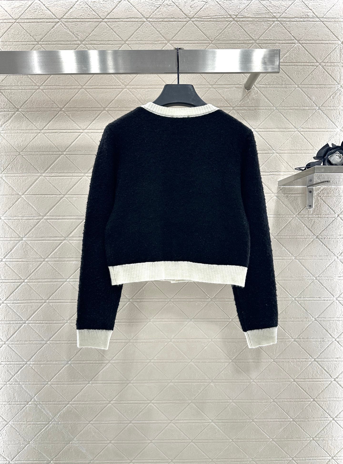 C 25 Round neck embroidered knitted wool cardigan