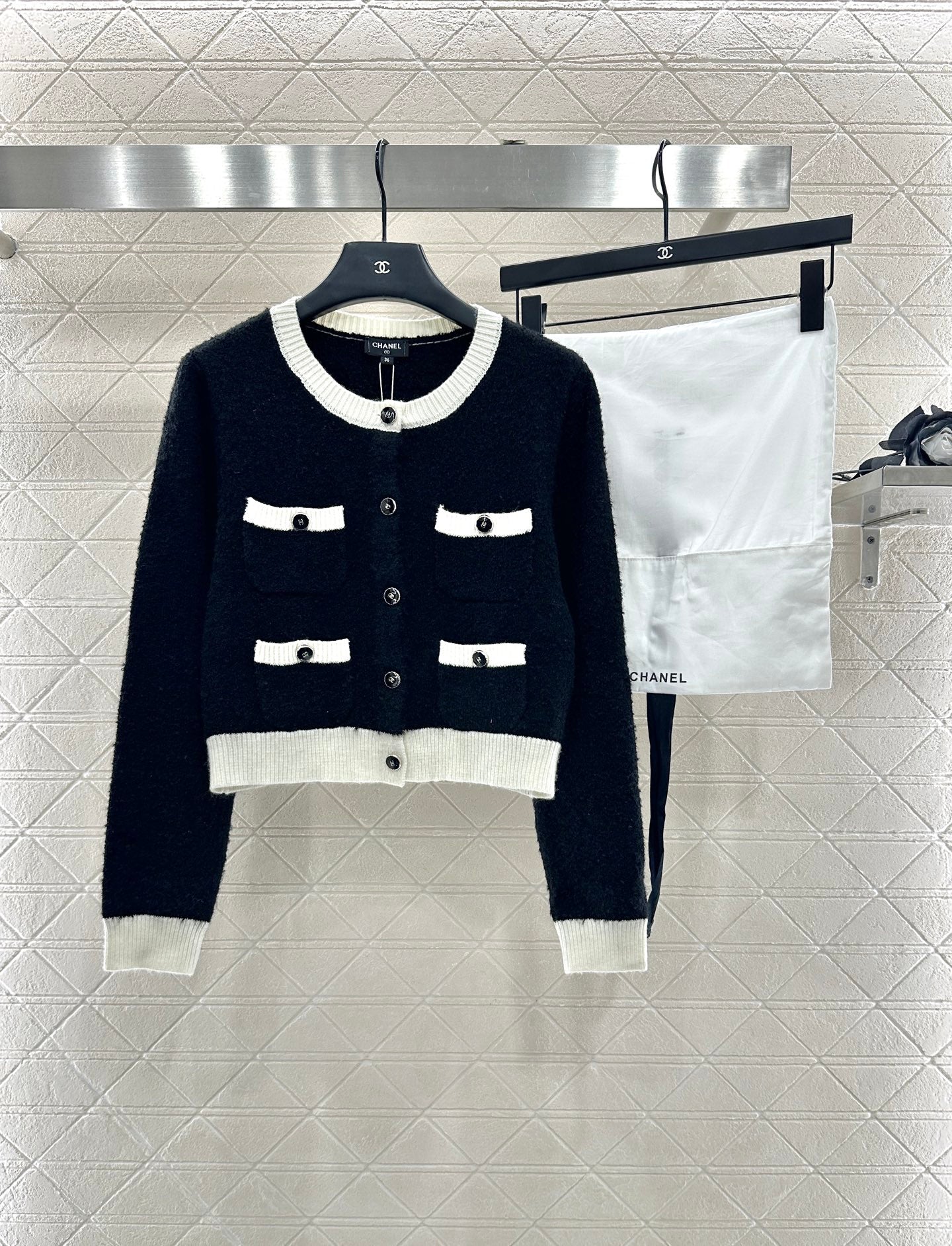 C 25 Round neck embroidered knitted wool cardigan