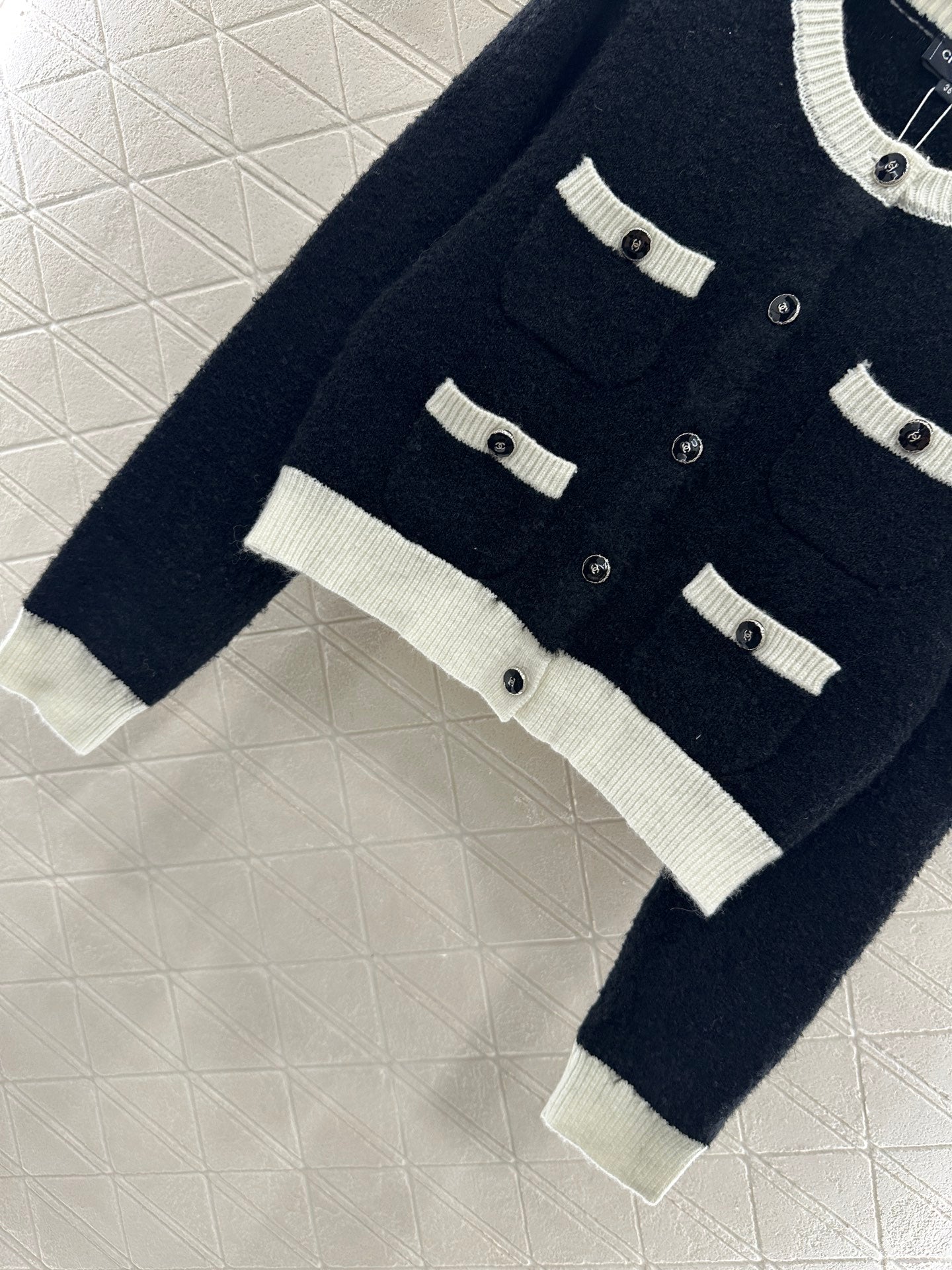 C 25 Round neck embroidered knitted wool cardigan