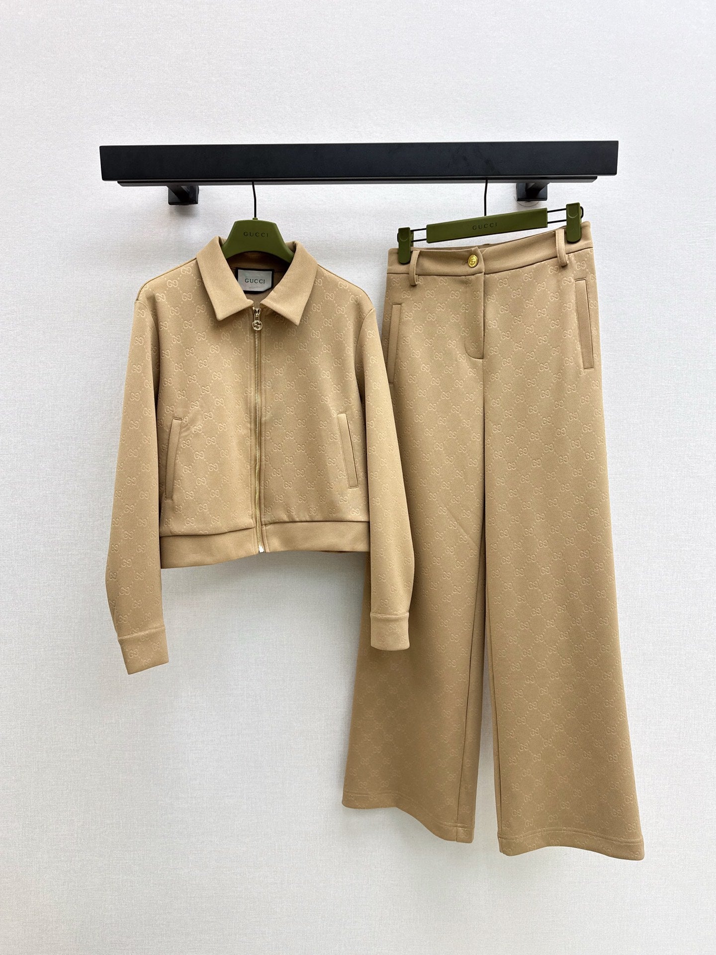 Gu 25 Embossed logo jacket and elastic waist trousers set(KHAKI/BLACK)