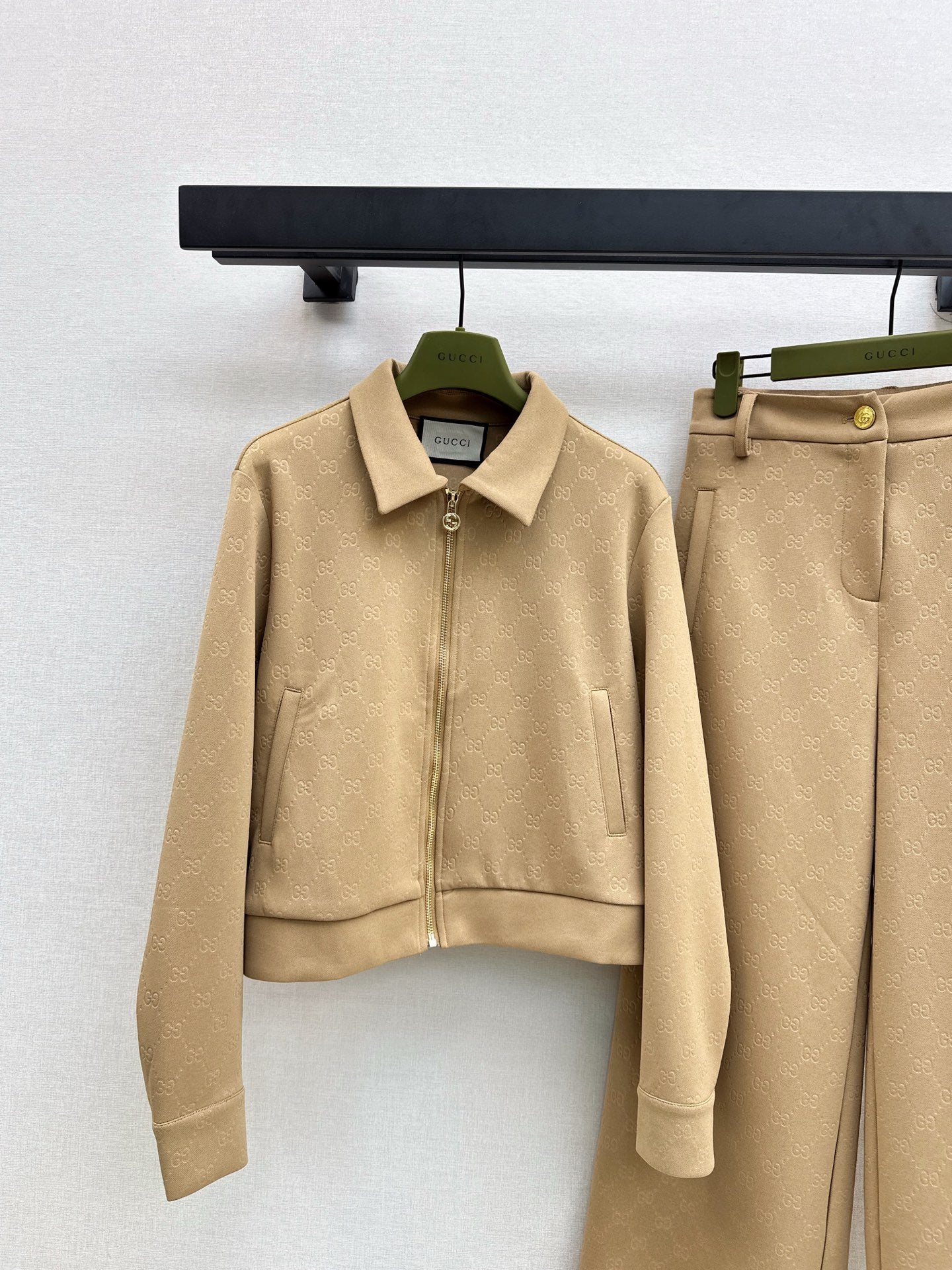 Gu 25 Embossed logo jacket and elastic waist trousers set(KHAKI/BLACK)
