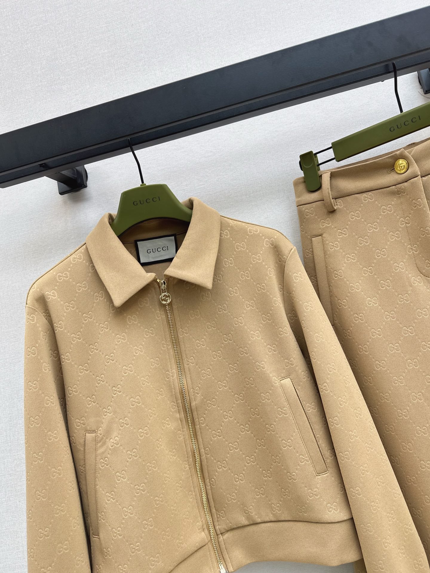 Gu 25 Embossed logo jacket and elastic waist trousers set(KHAKI/BLACK)