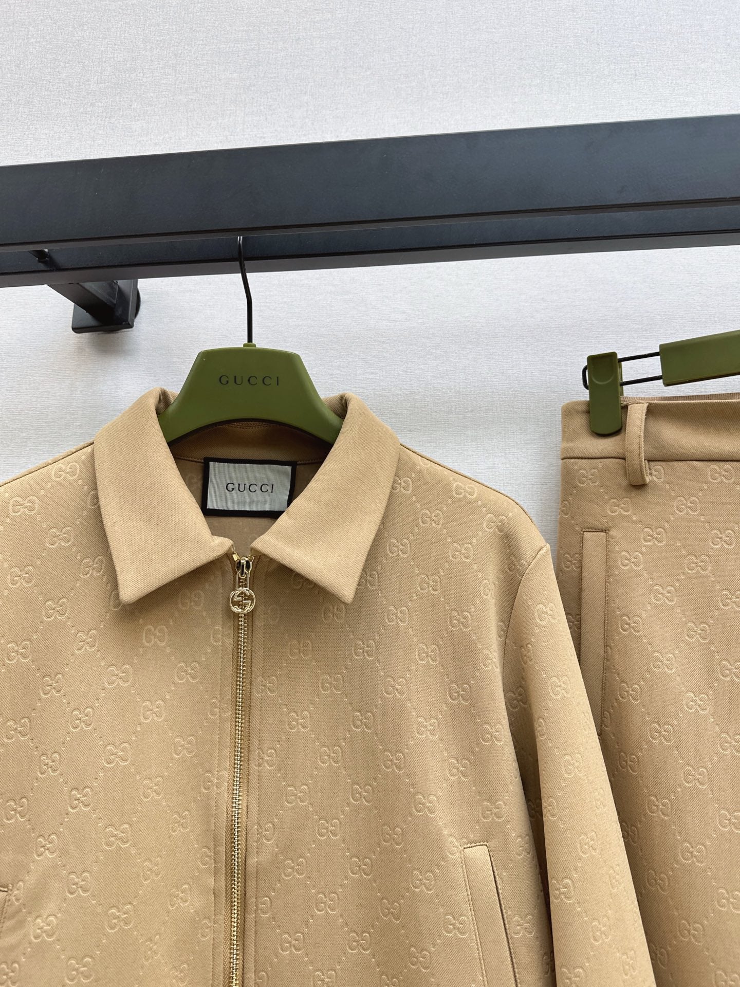 Gu 25 Embossed logo jacket and elastic waist trousers set(KHAKI/BLACK)