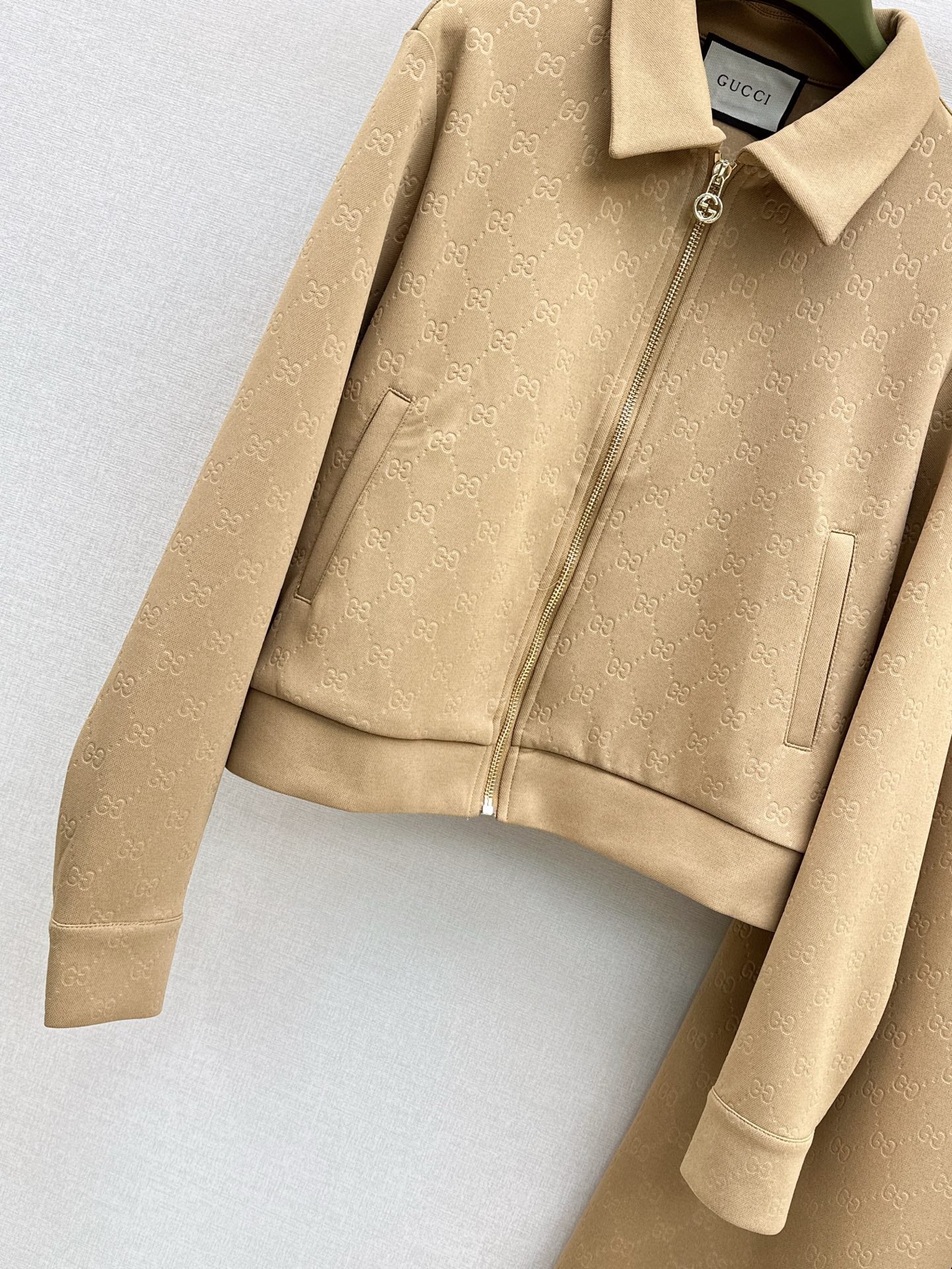 Gu 25 Embossed logo jacket and elastic waist trousers set(KHAKI/BLACK)