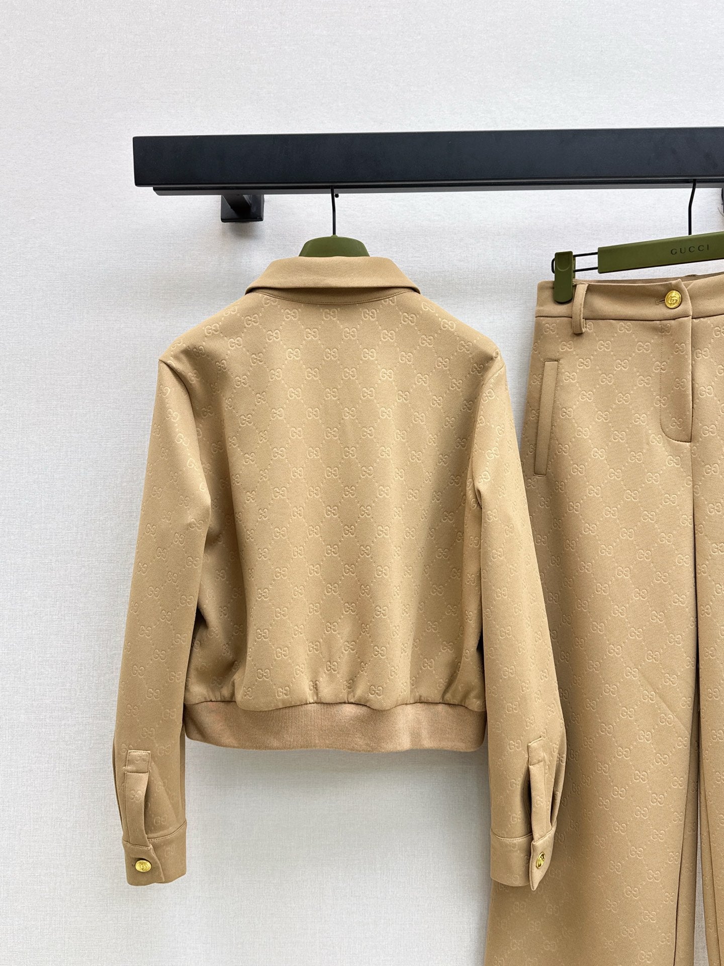Gu 25 Embossed logo jacket and elastic waist trousers set(KHAKI/BLACK)