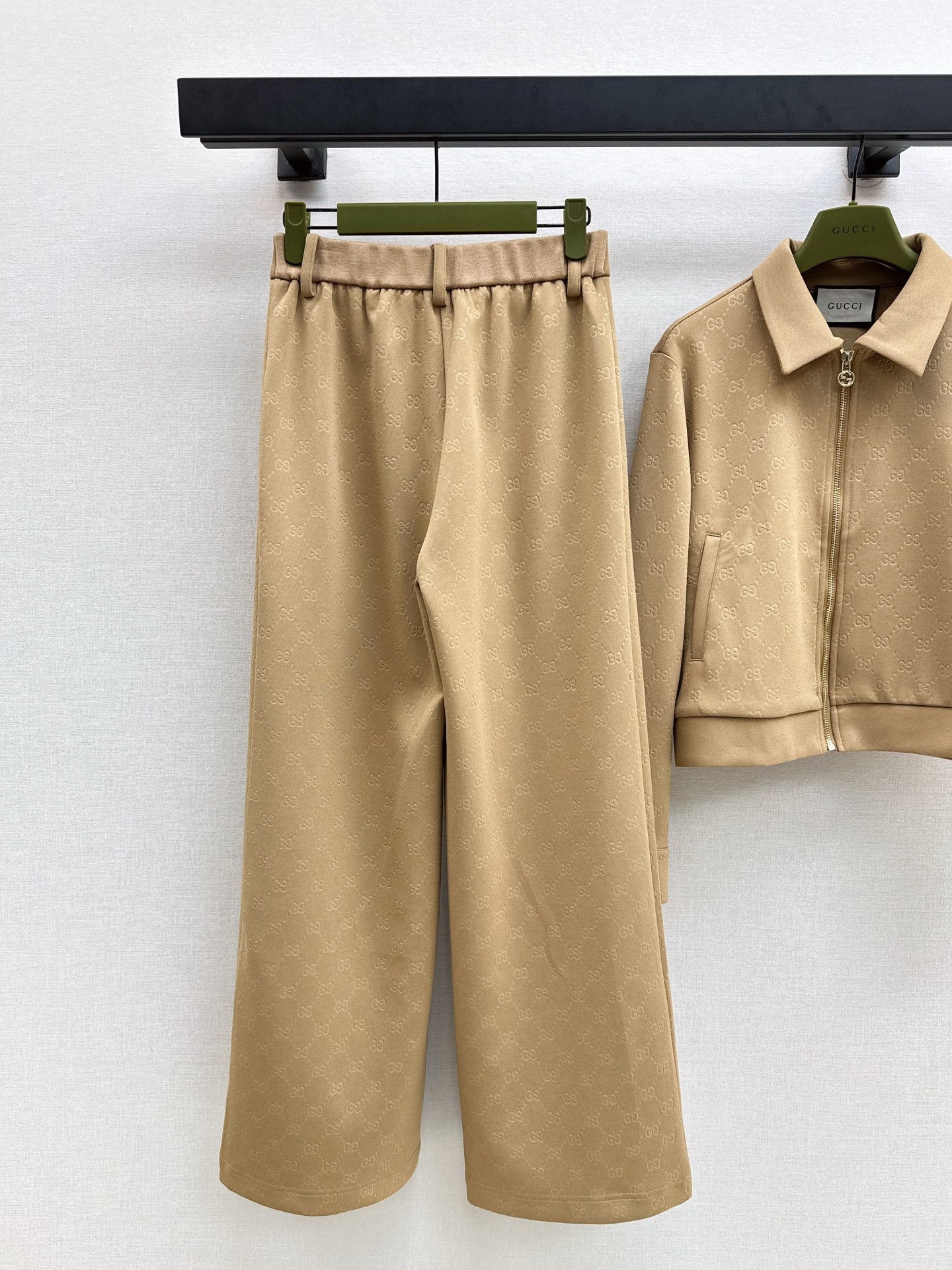 Gu 25 Embossed logo jacket and elastic waist trousers set(KHAKI/BLACK)