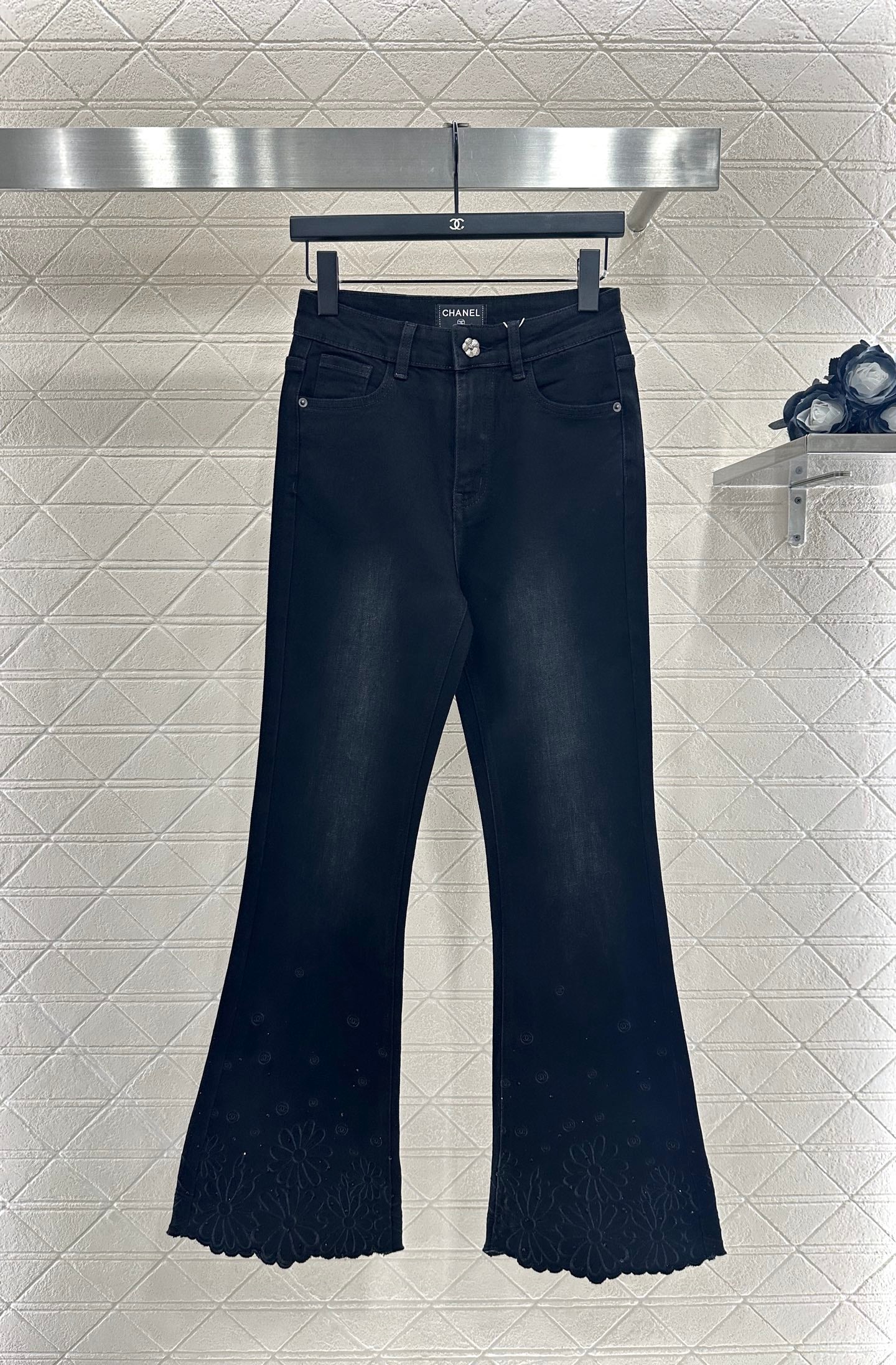 C 25 Diamond-studded high-waisted slim-fitting raw-edge flared jeans
