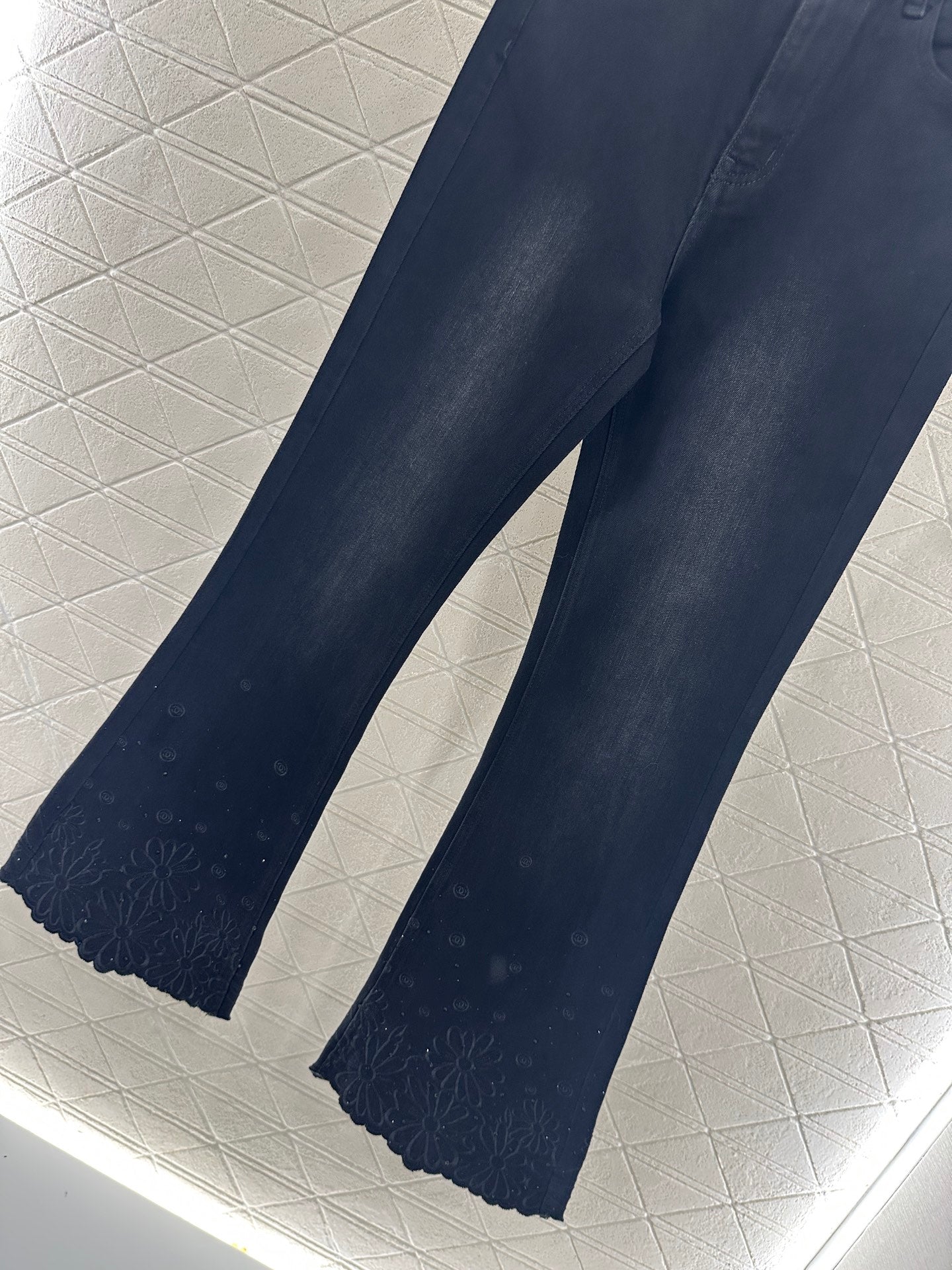 C 25 Diamond-studded high-waisted slim-fitting raw-edge flared jeans