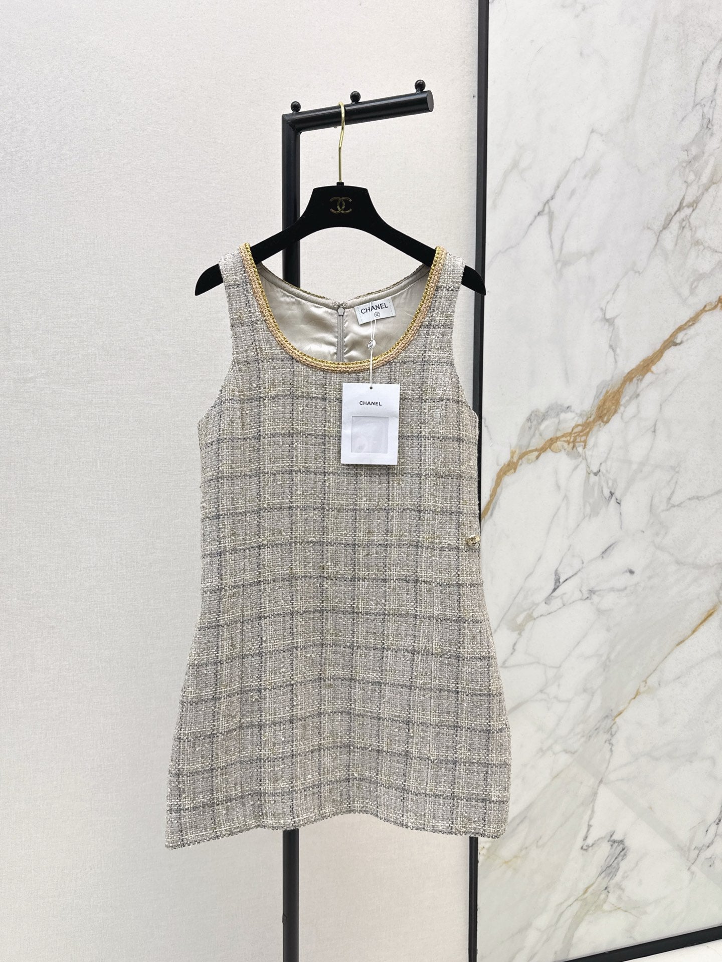 C 25 New sleeveless woven dress