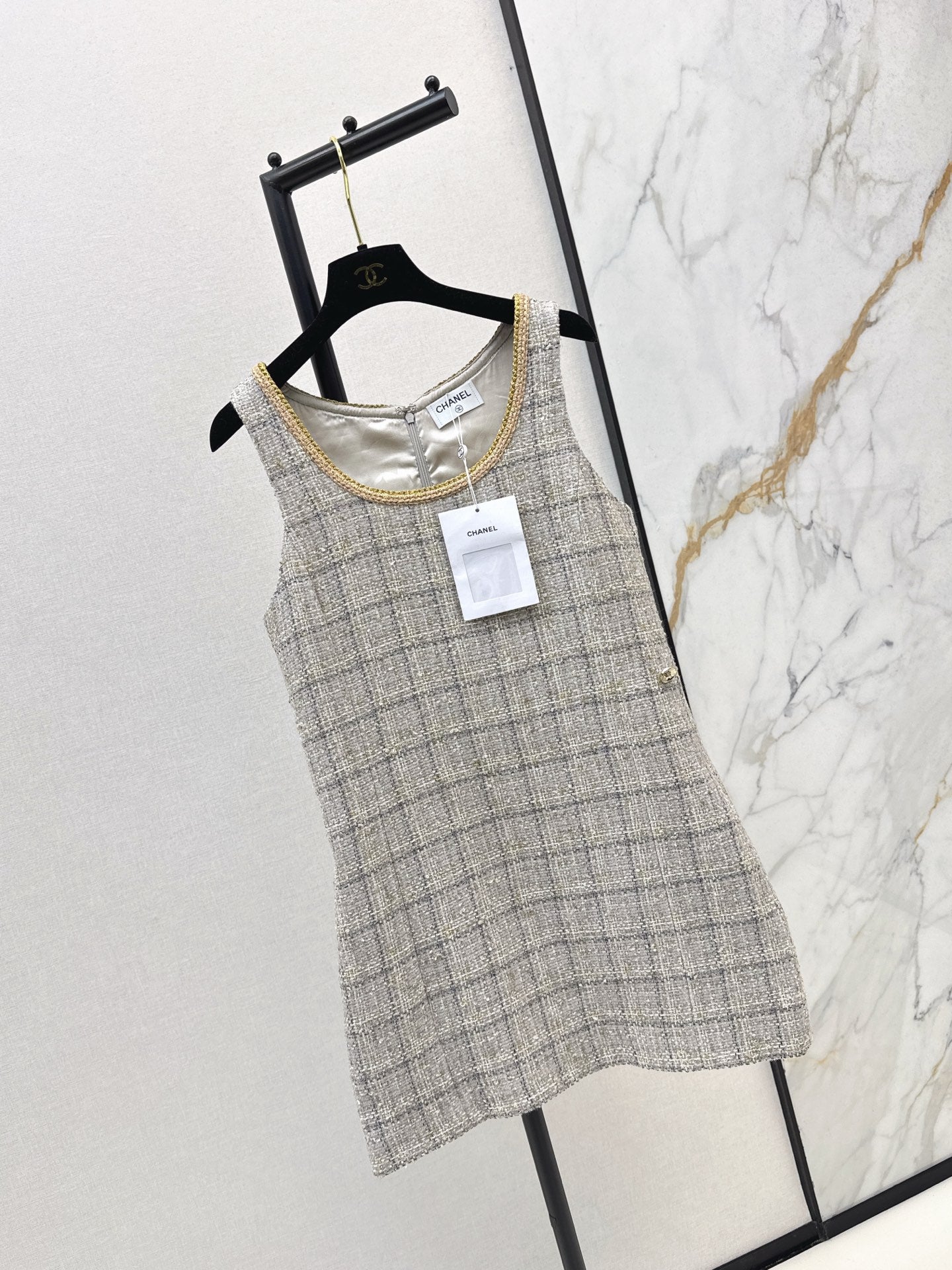 C 25 New sleeveless woven dress