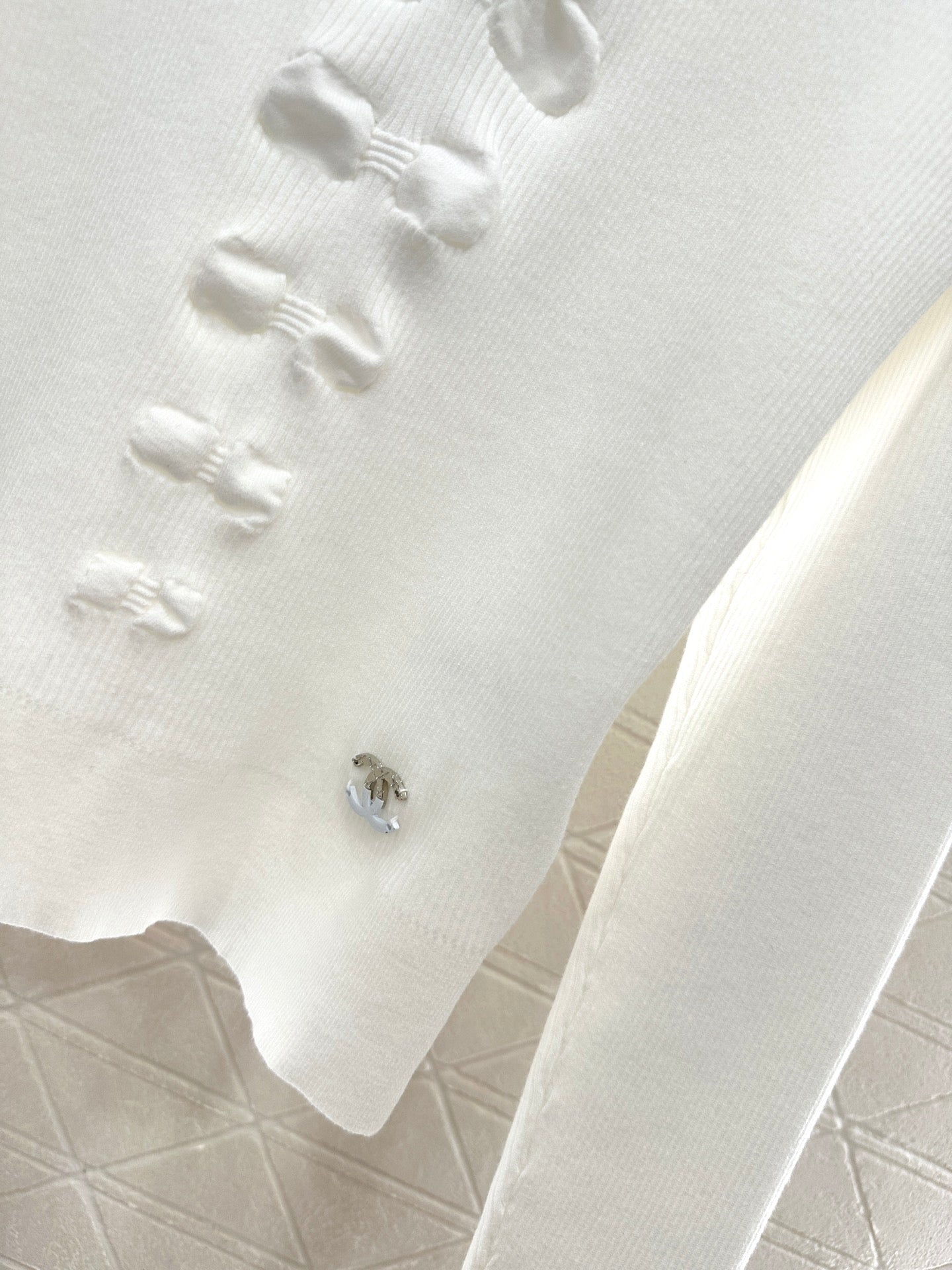 C 25 Bow tie high neck long sleeved sweater(WHITE/BLACK)