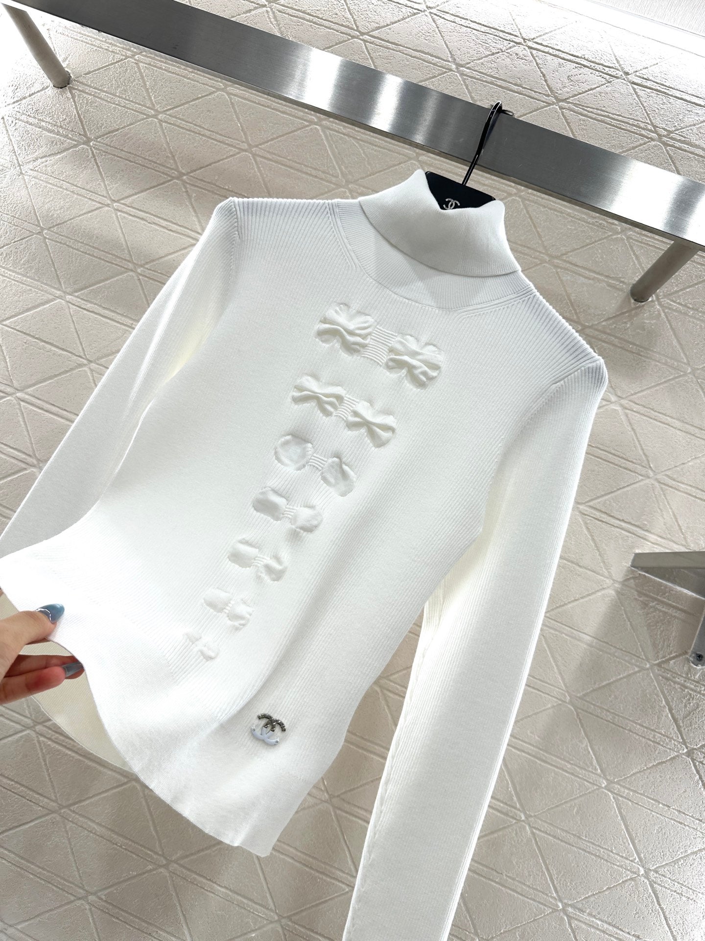 C 25 Bow tie high neck long sleeved sweater(WHITE/BLACK)