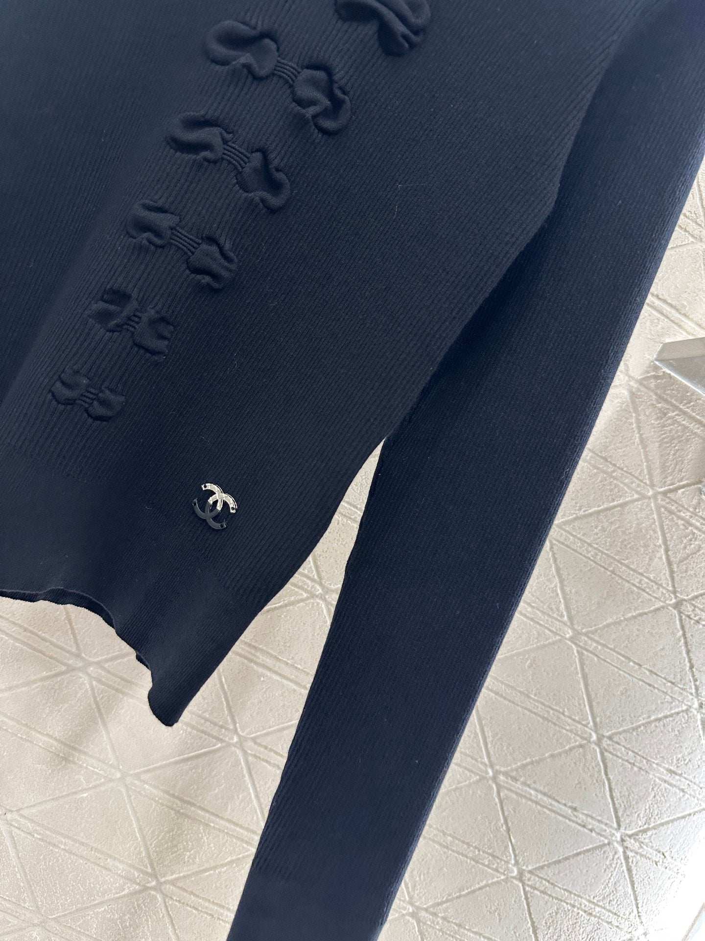 C 25 Bow tie high neck long sleeved sweater(WHITE/BLACK)