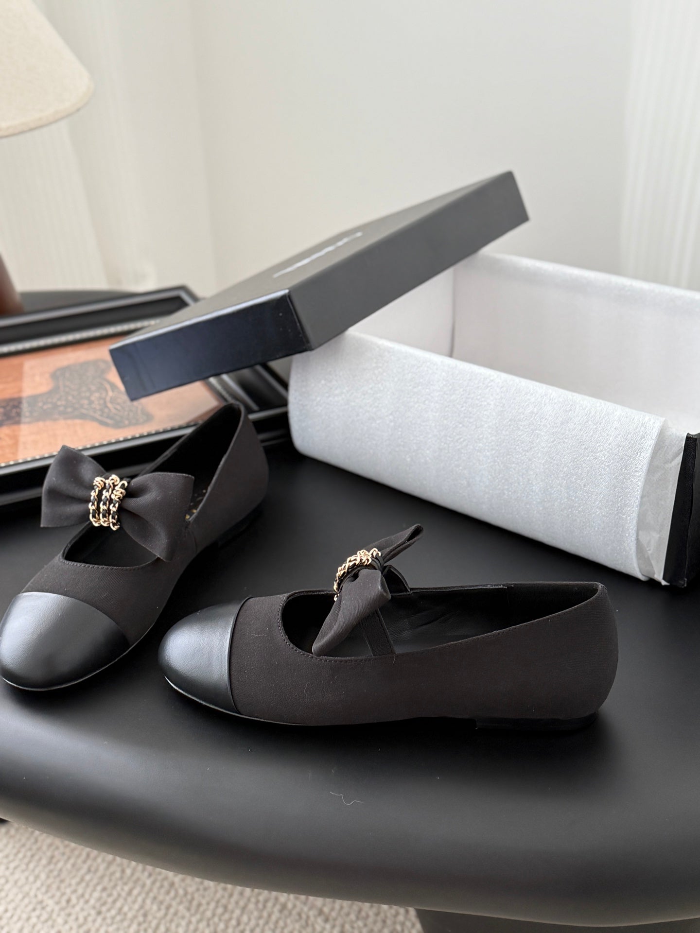 C 25P New Bow-Decorated Flat Loafers