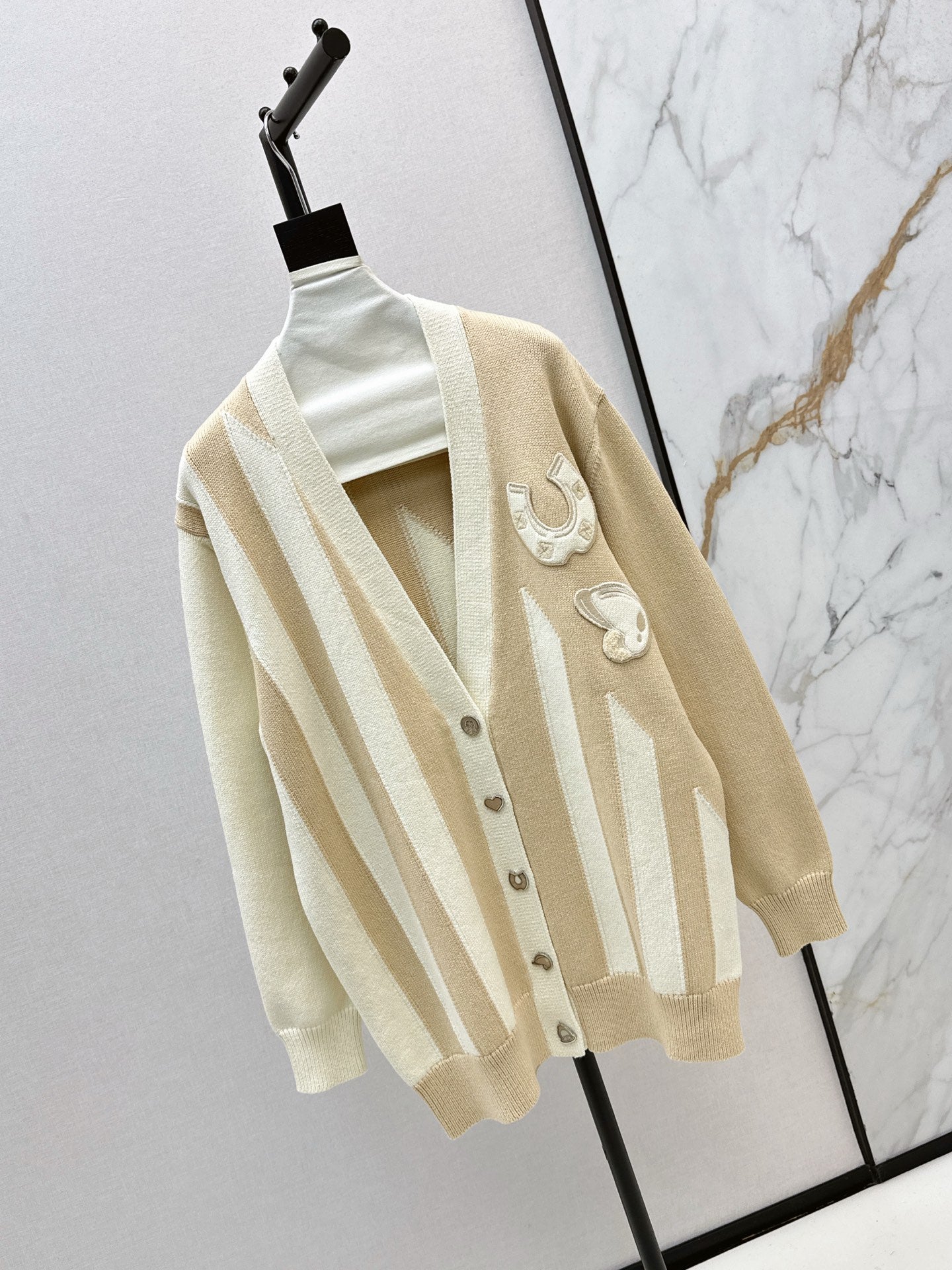 He 25 New premium V-neck knitted cardigan