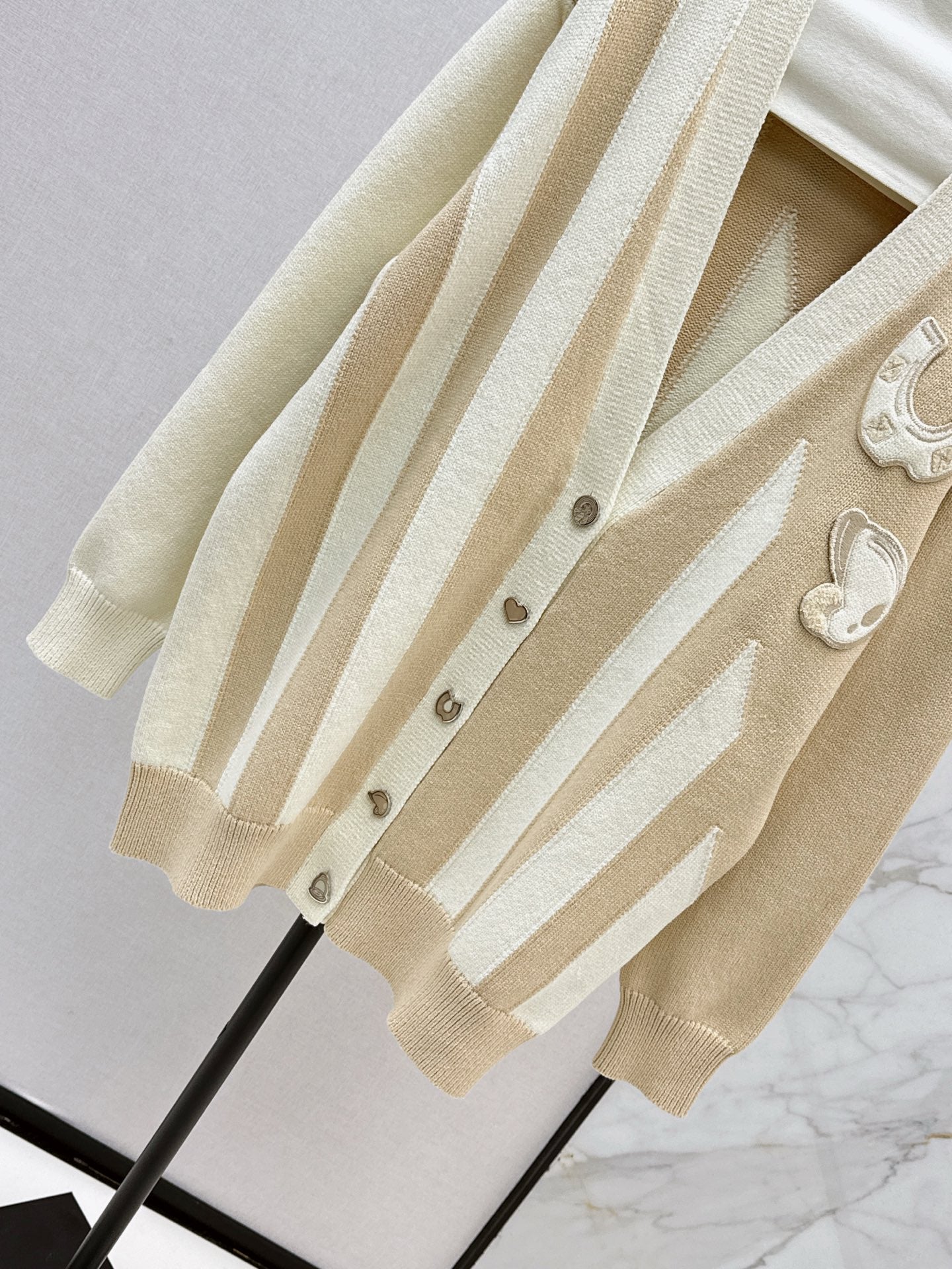 He 25 New premium V-neck knitted cardigan