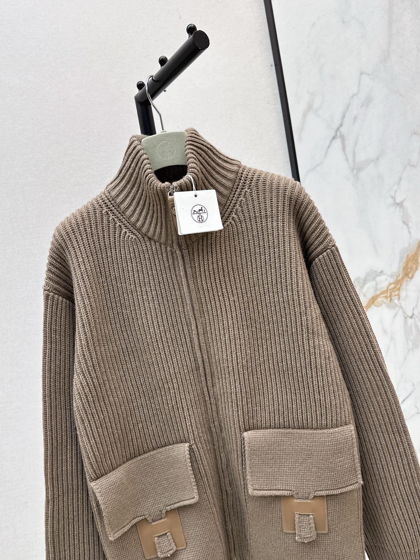 He 25 New Classic H-Pattern Decorative Pocket Wool Knitted Cardigan(GRAY/RED)