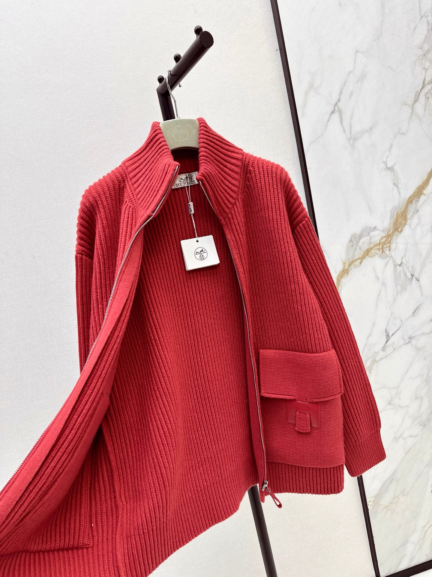 He 25 New Classic H-Pattern Decorative Pocket Wool Knitted Cardigan(GRAY/RED)