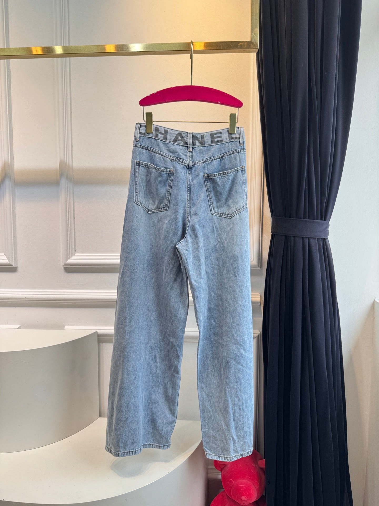 C 25 New distressed light wash jeans with logo letter design on waist