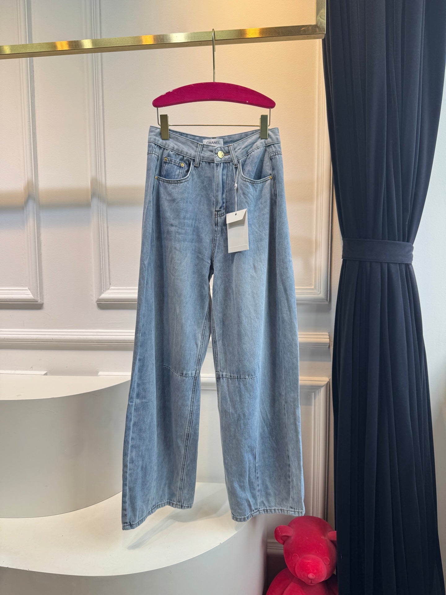 C 25 New distressed light wash jeans with logo letter design on waist