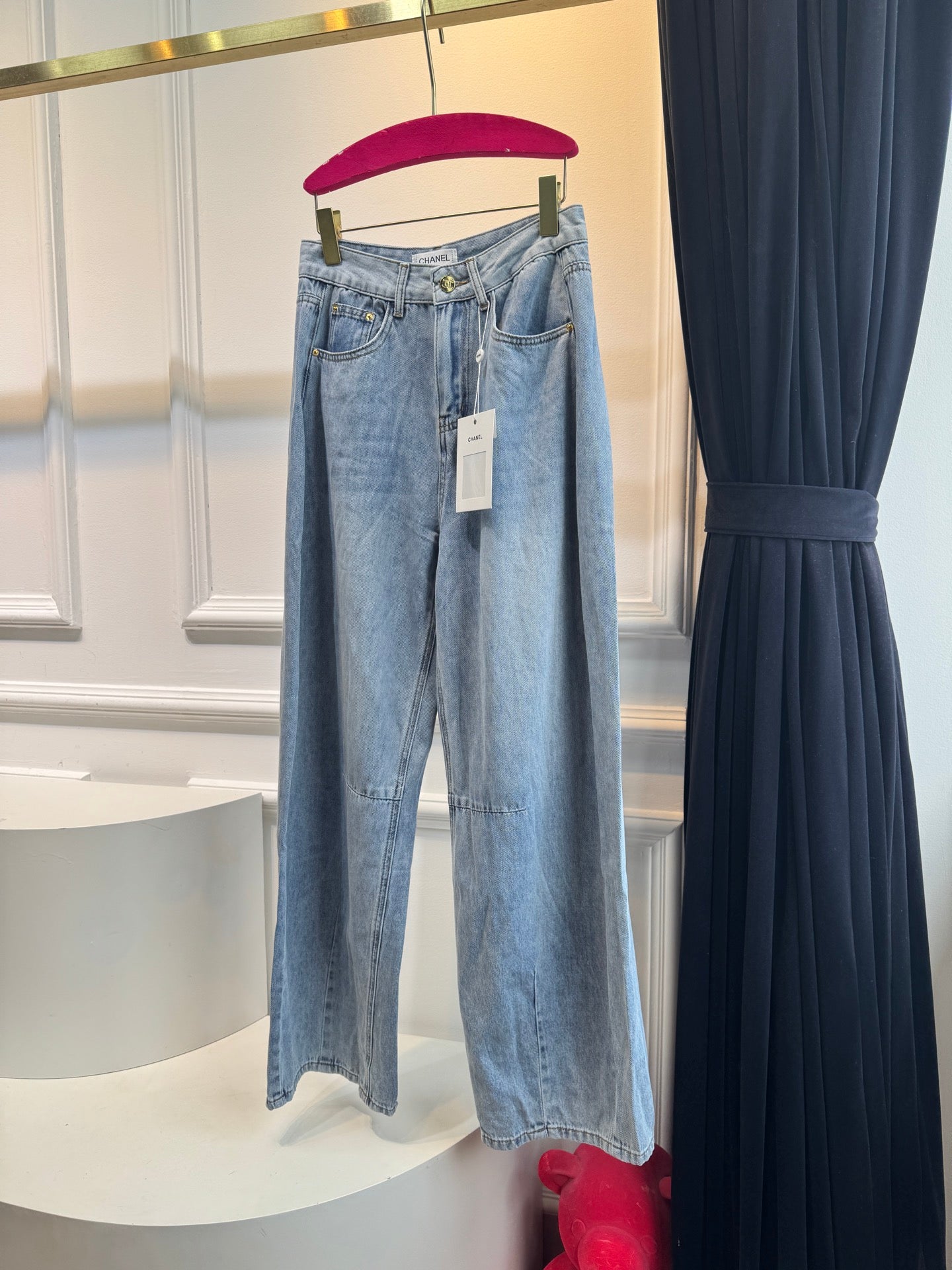 C 25 New distressed light wash jeans with logo letter design on waist