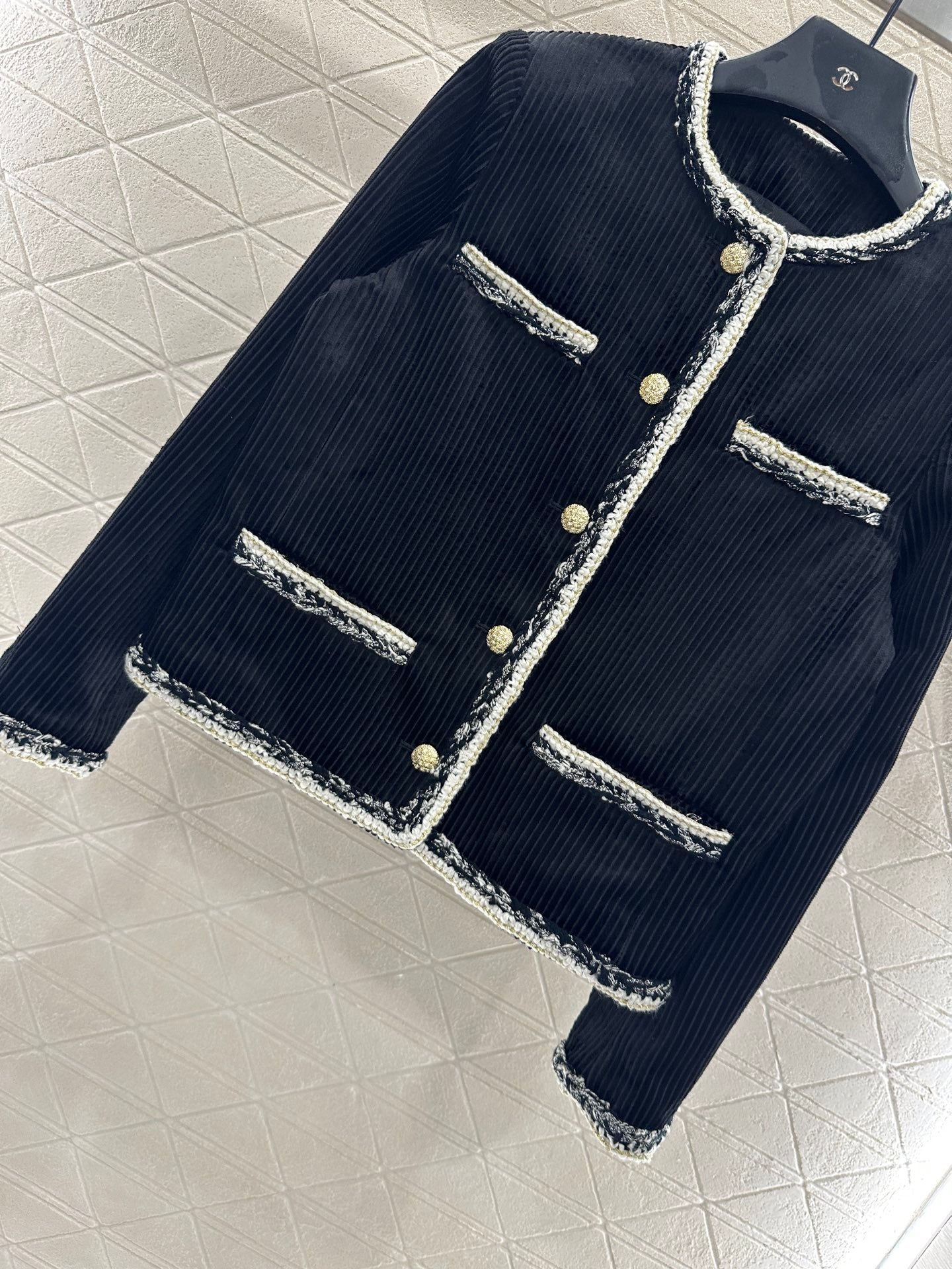 C 25 Hemmed corduroy vertical stripe jacket