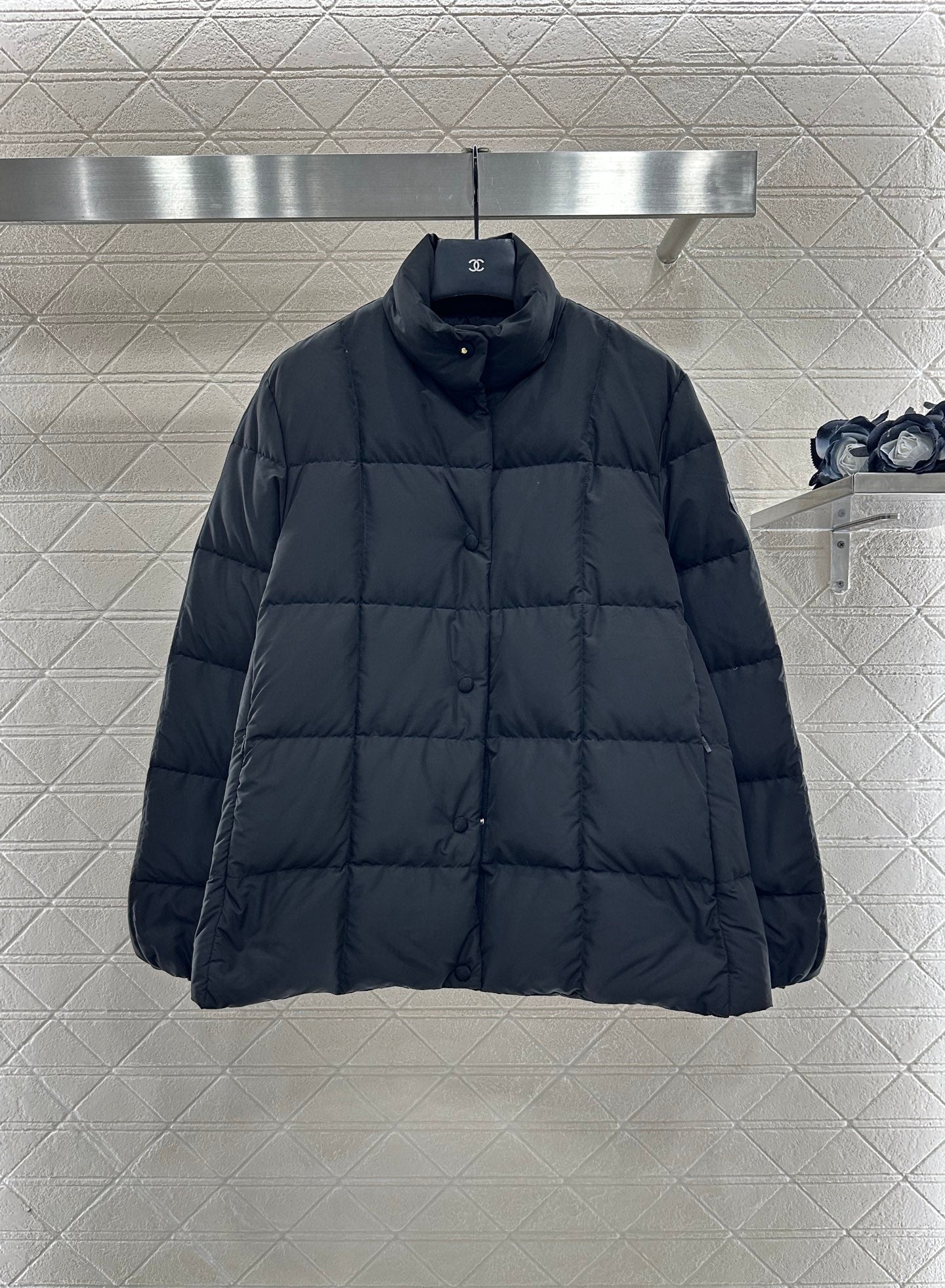 Mon 25 embossed stand collar down jacket