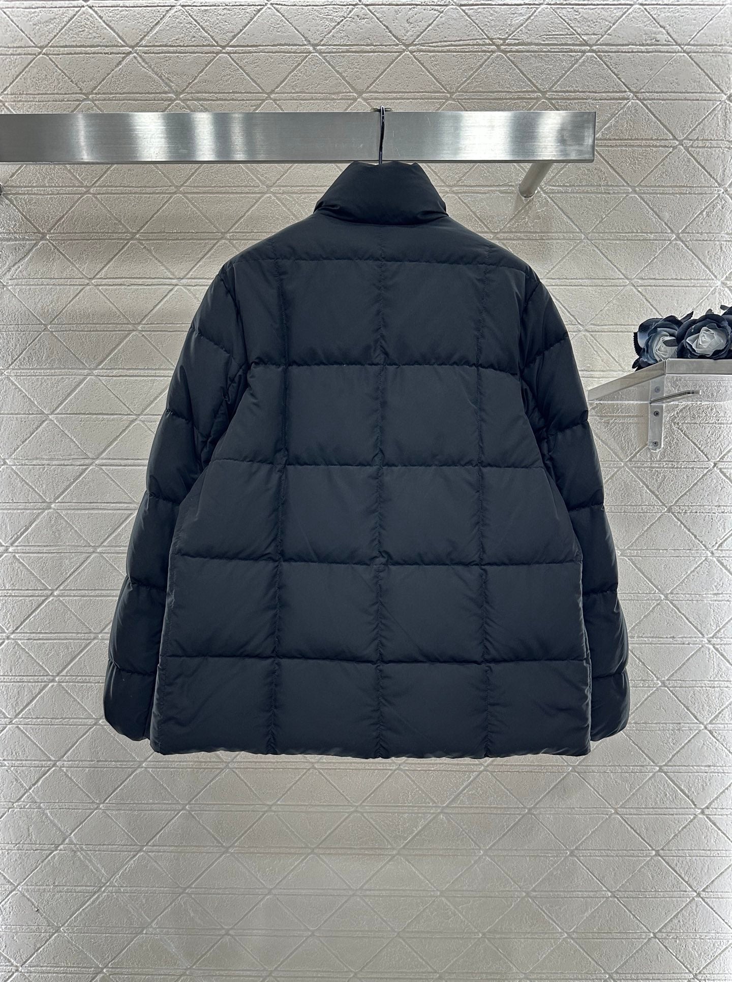 Mon 25 embossed stand collar down jacket