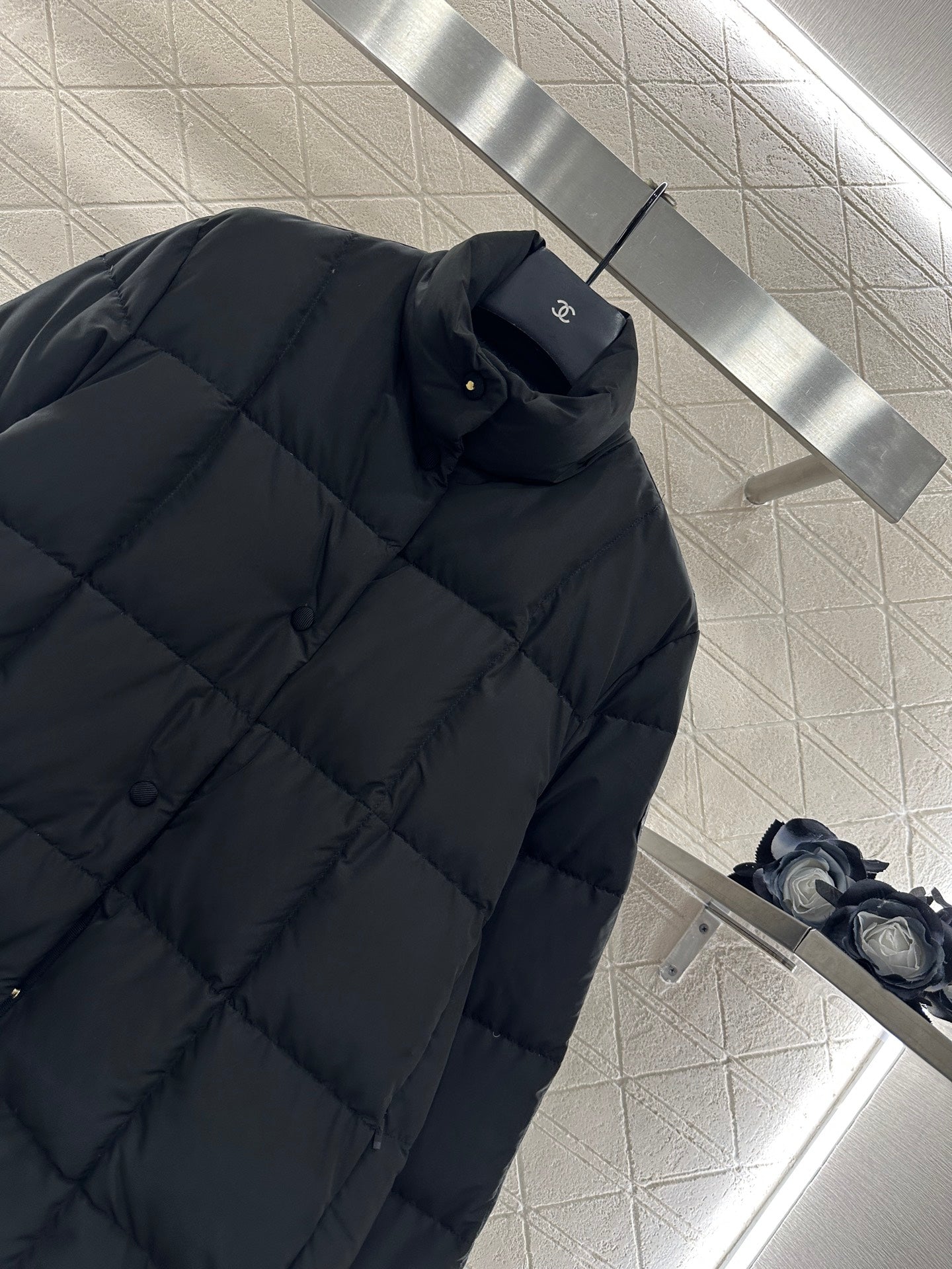 Mon 25 embossed stand collar down jacket