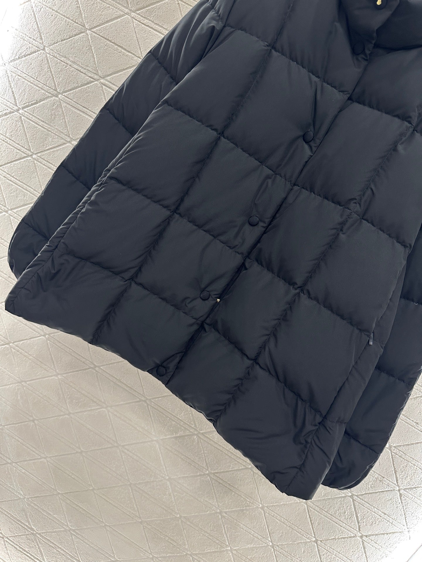 Mon 25 embossed stand collar down jacket