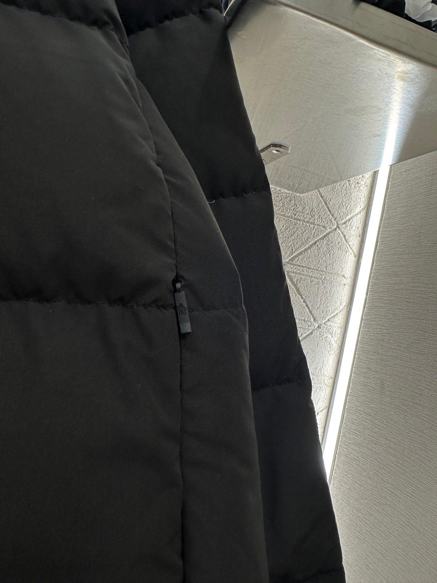 Mon 25 embossed stand collar down jacket