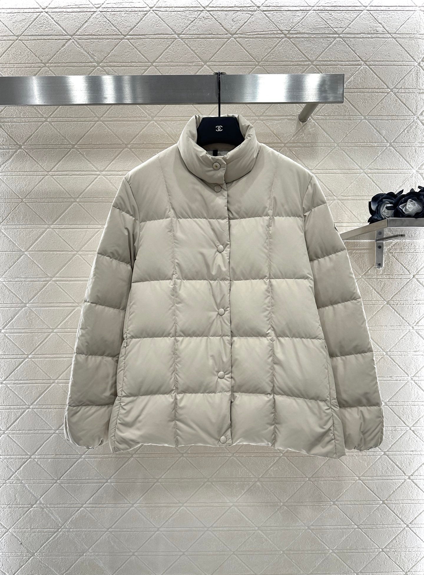 Mon 25 embossed stand collar down jacket