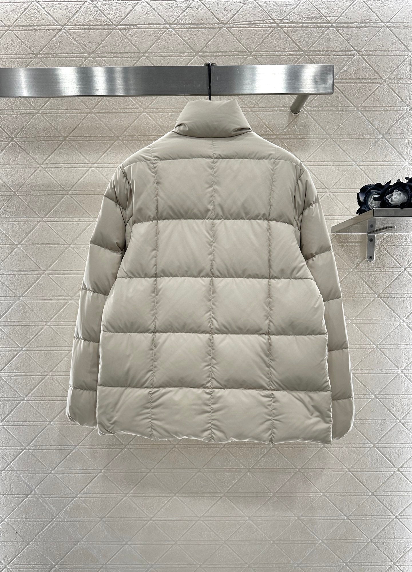 Mon 25 embossed stand collar down jacket
