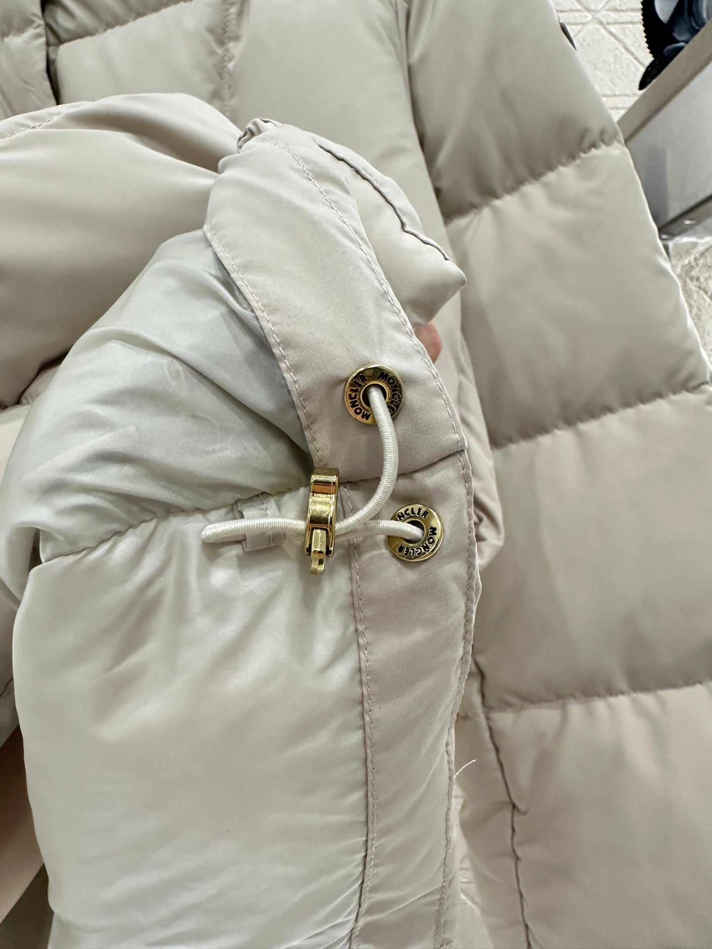 Mon 25 embossed stand collar down jacket