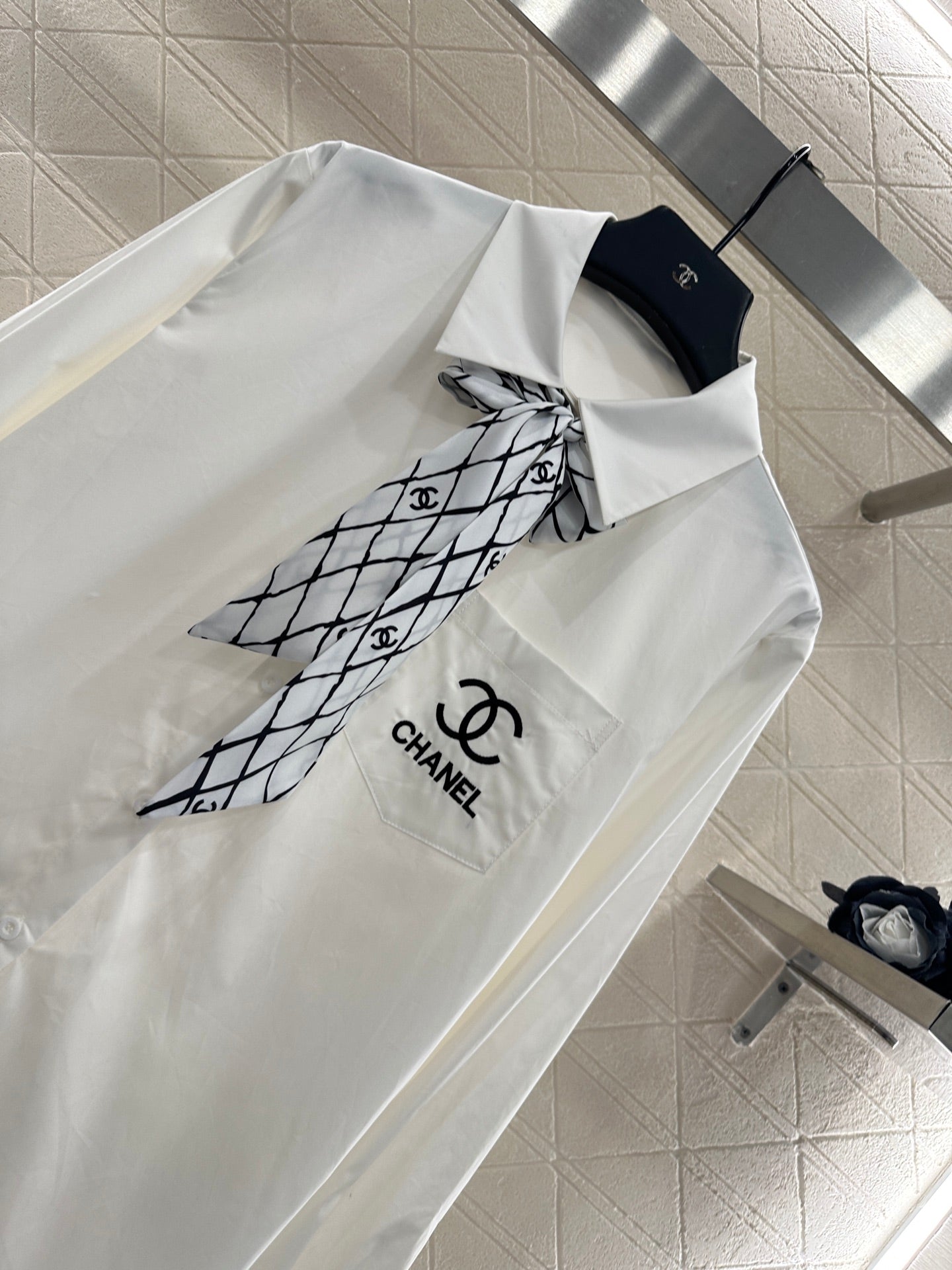 C 25 Printed silk scarf shirt(white/black)