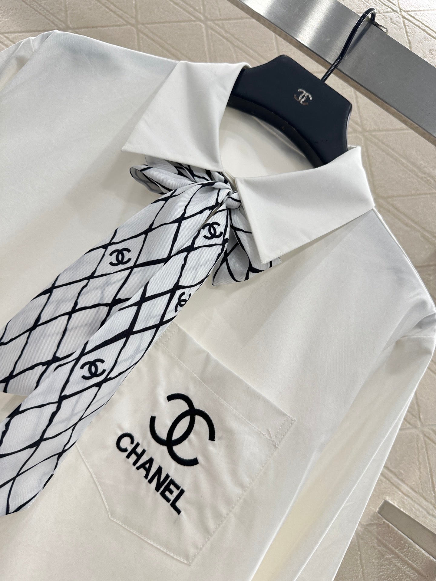 C 25 Printed silk scarf shirt(white/black)