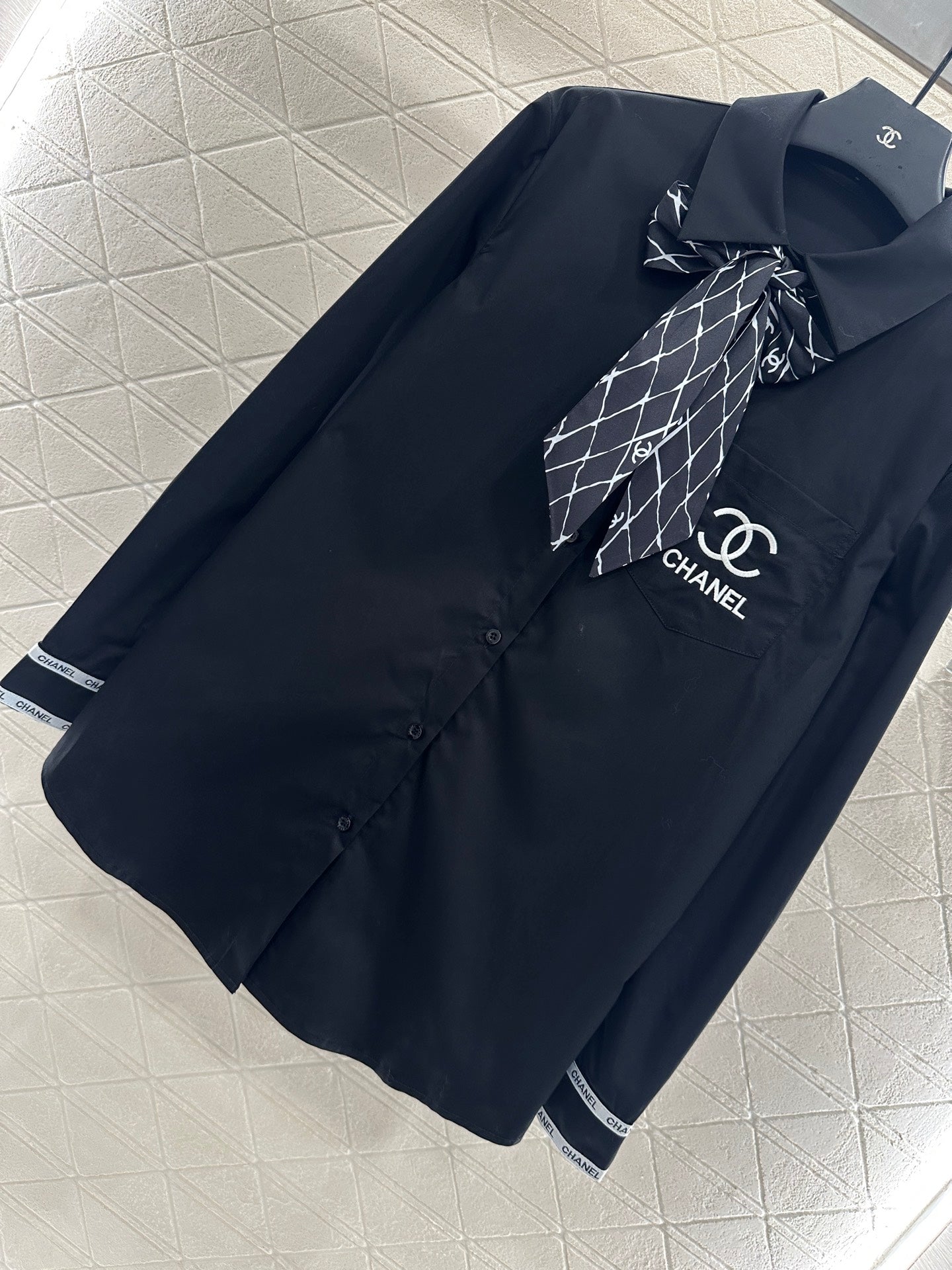 C 25 Printed silk scarf shirt(white/black)