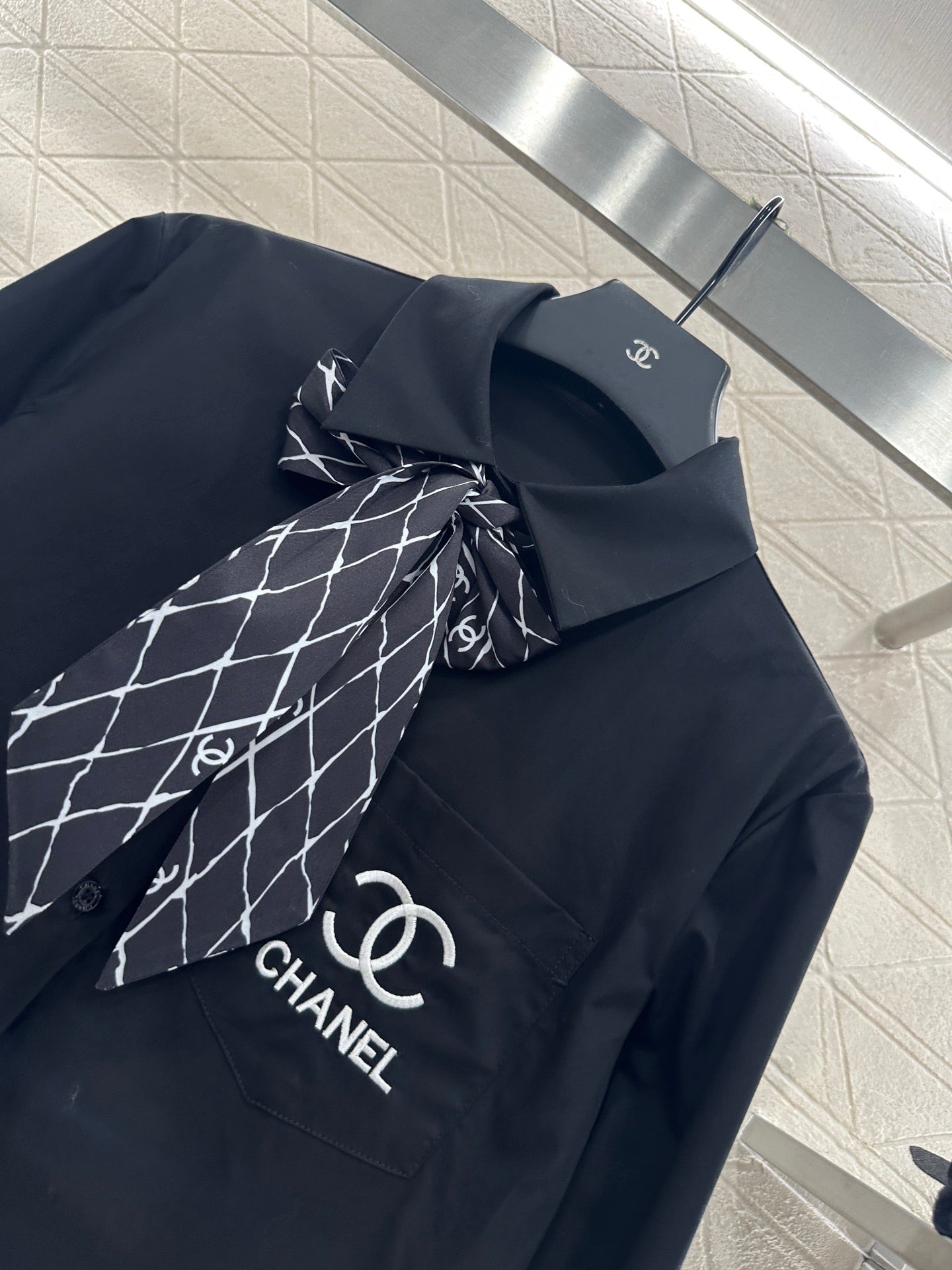 C 25 Printed silk scarf shirt(white/black)