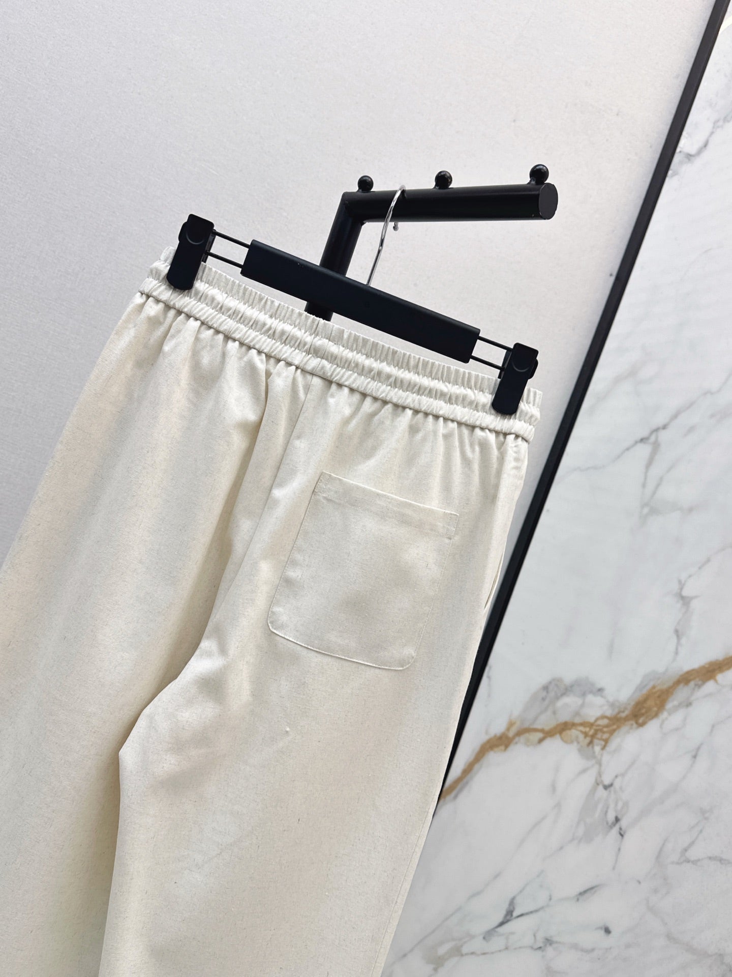 Di 25 Bee embroidered casual pants(BEIGI/BLACK)