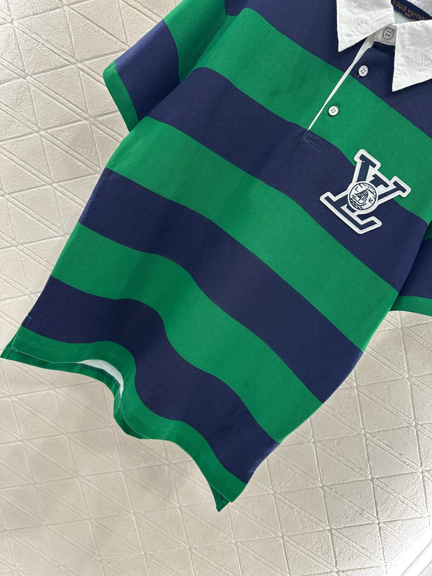 L 25 𝑝𝑜𝑙𝑜 striped short sleeves