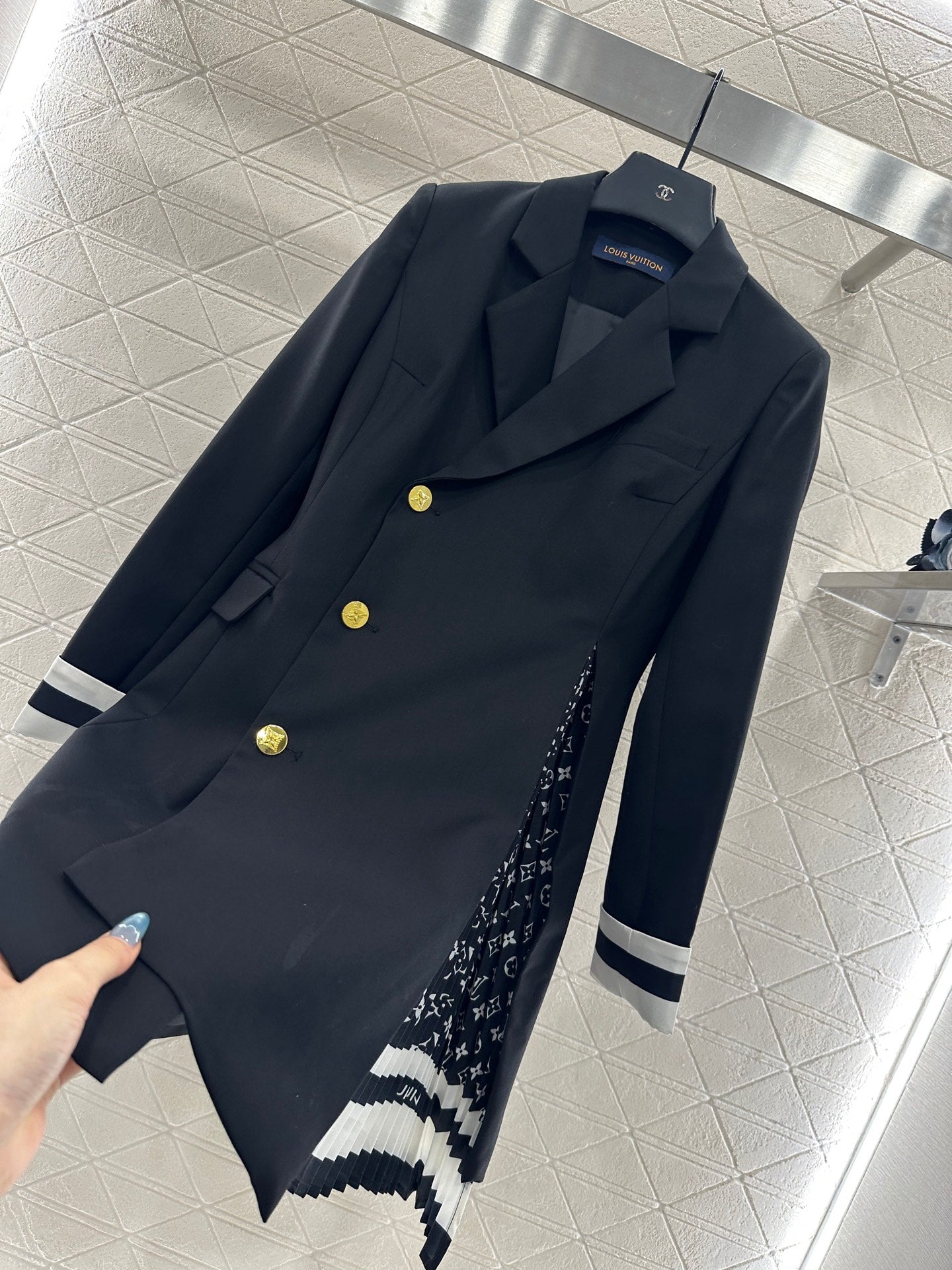 L 25 Irregular belt-stitched suit