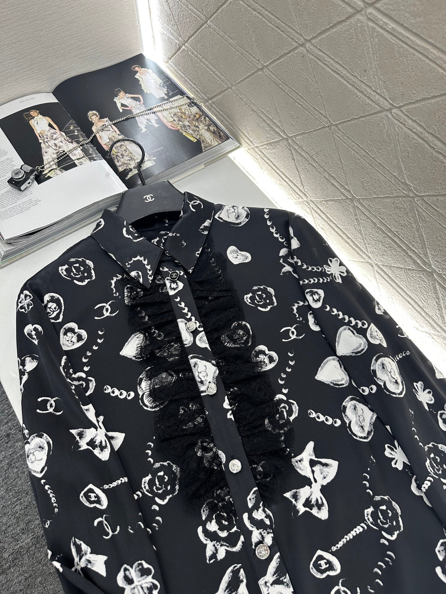 C 25 Letter stitch printed silk lace shirt